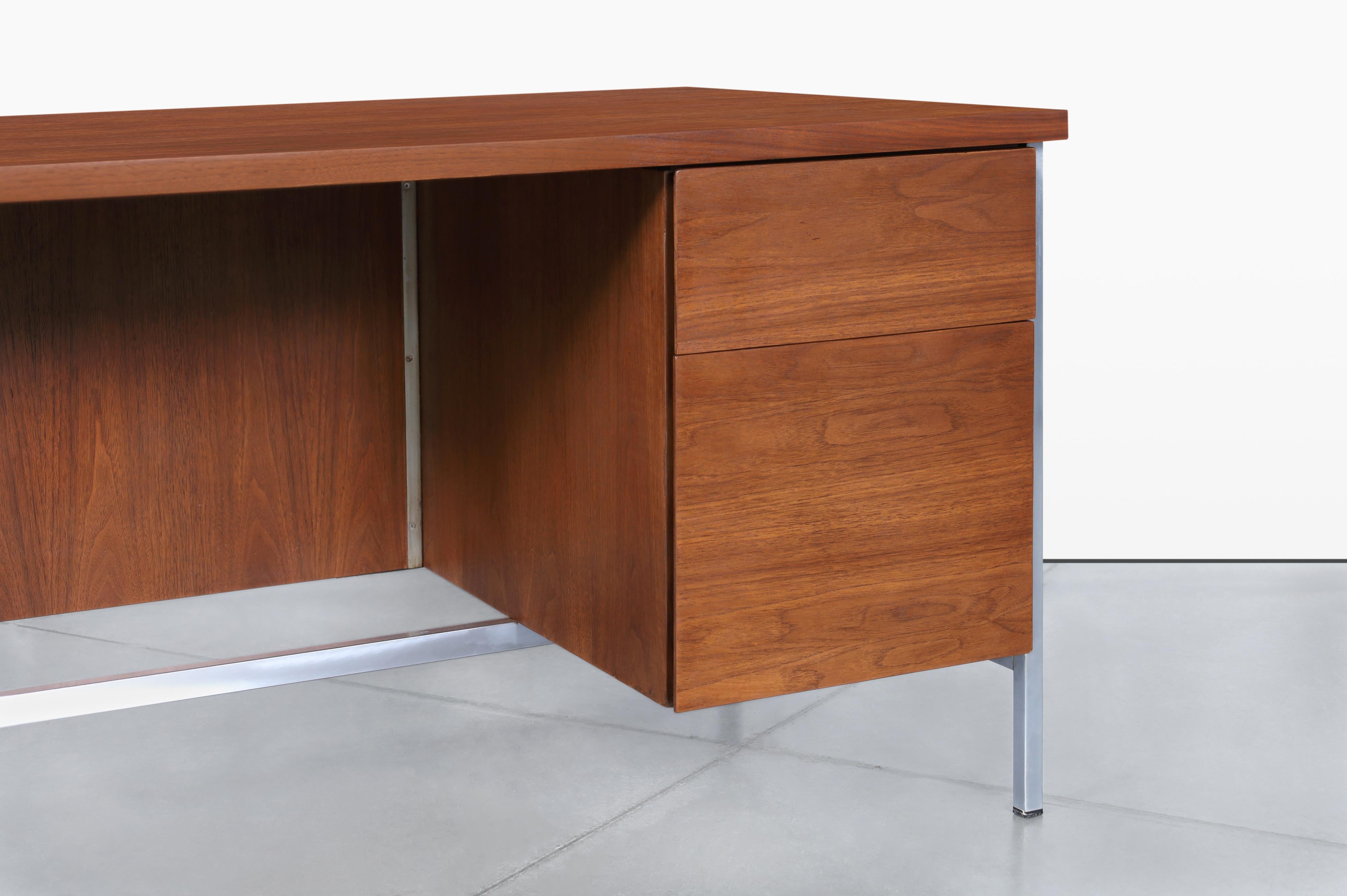 Mid-Century Modern Florence Knoll Walnut Executive Desk for Knoll Associates For Sale