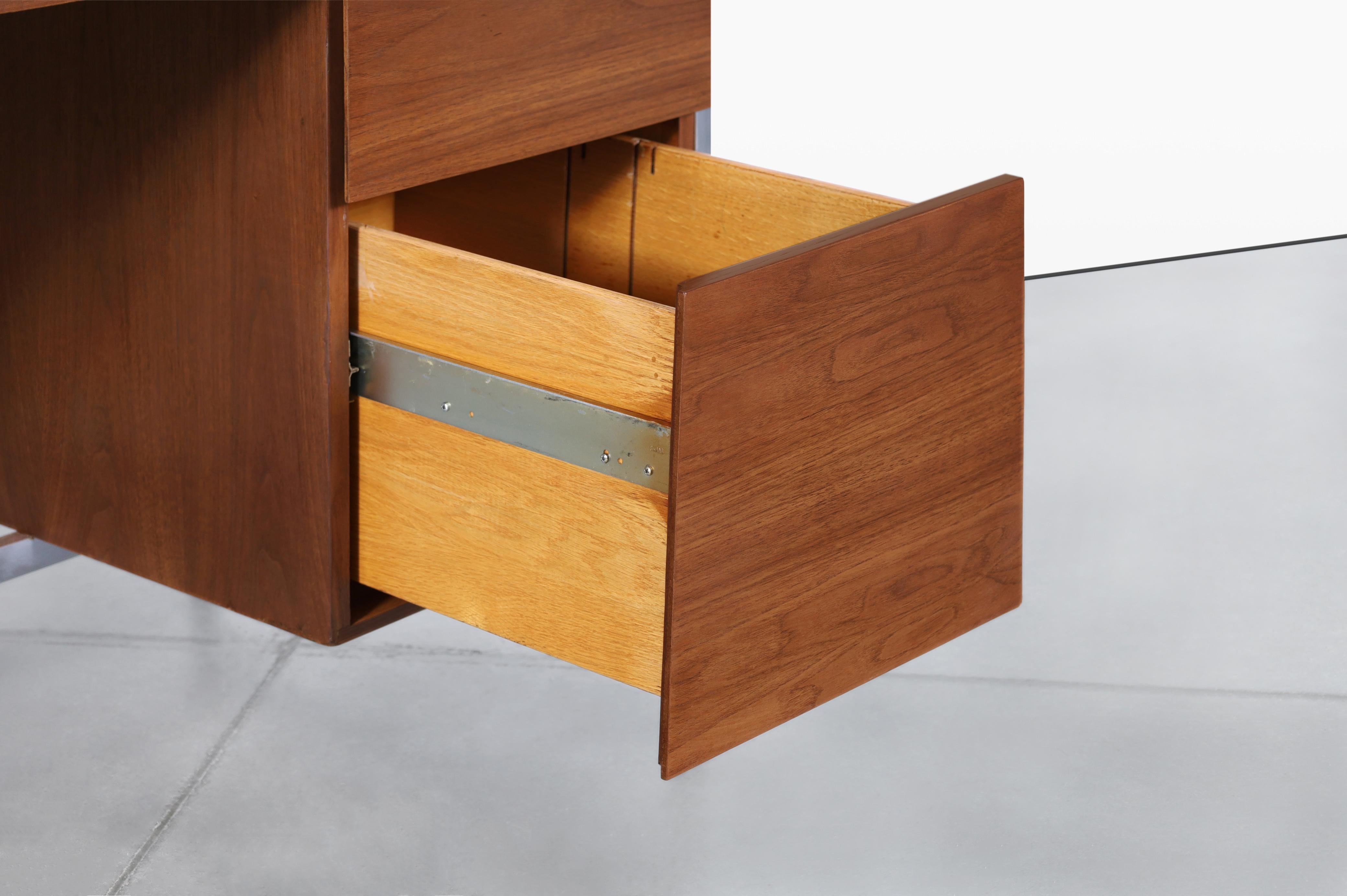 Mid-20th Century Florence Knoll Walnut Executive Desk for Knoll Associates For Sale