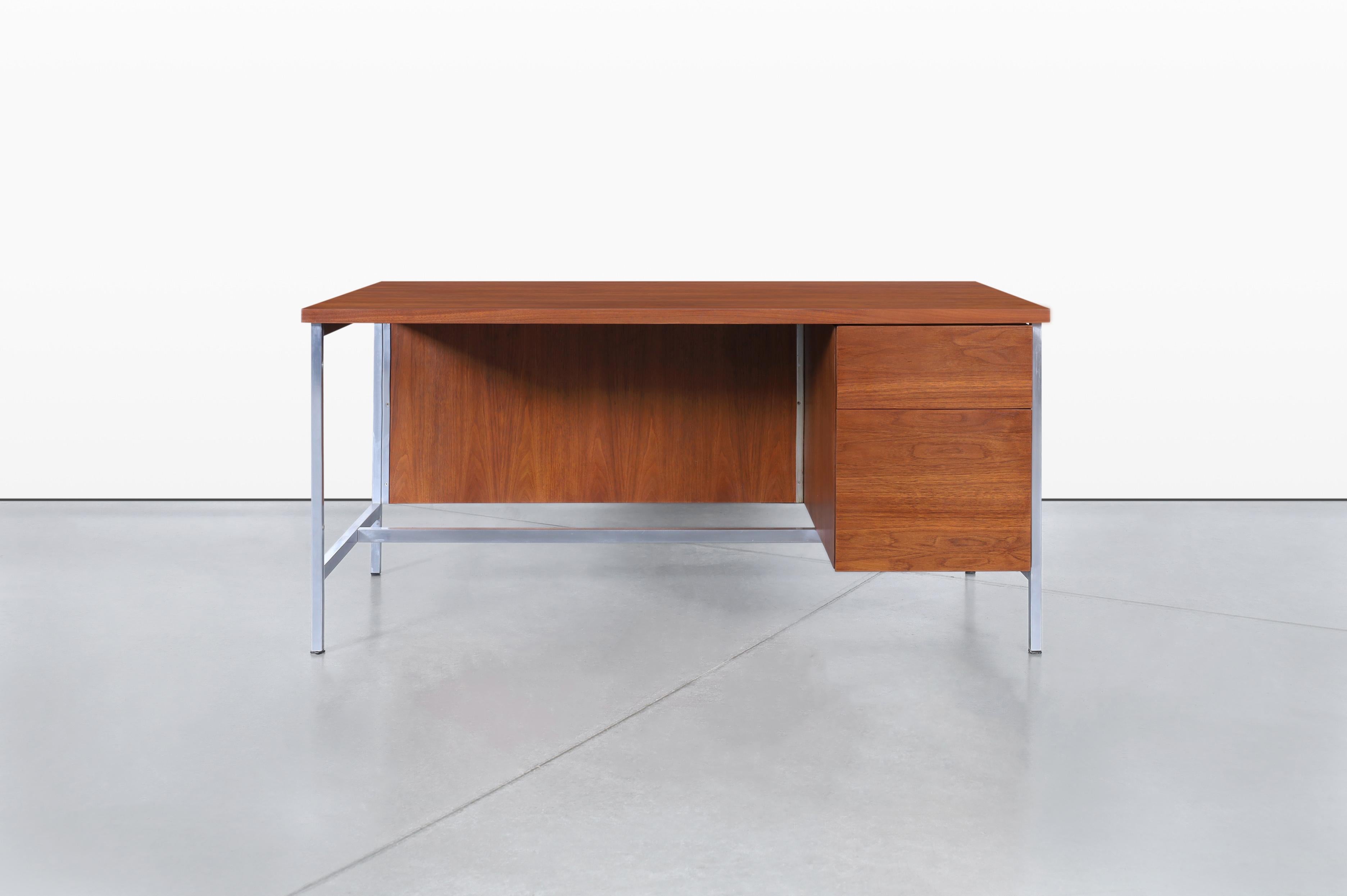 Florence Knoll Walnut Executive Desk for Knoll Associates For Sale 1