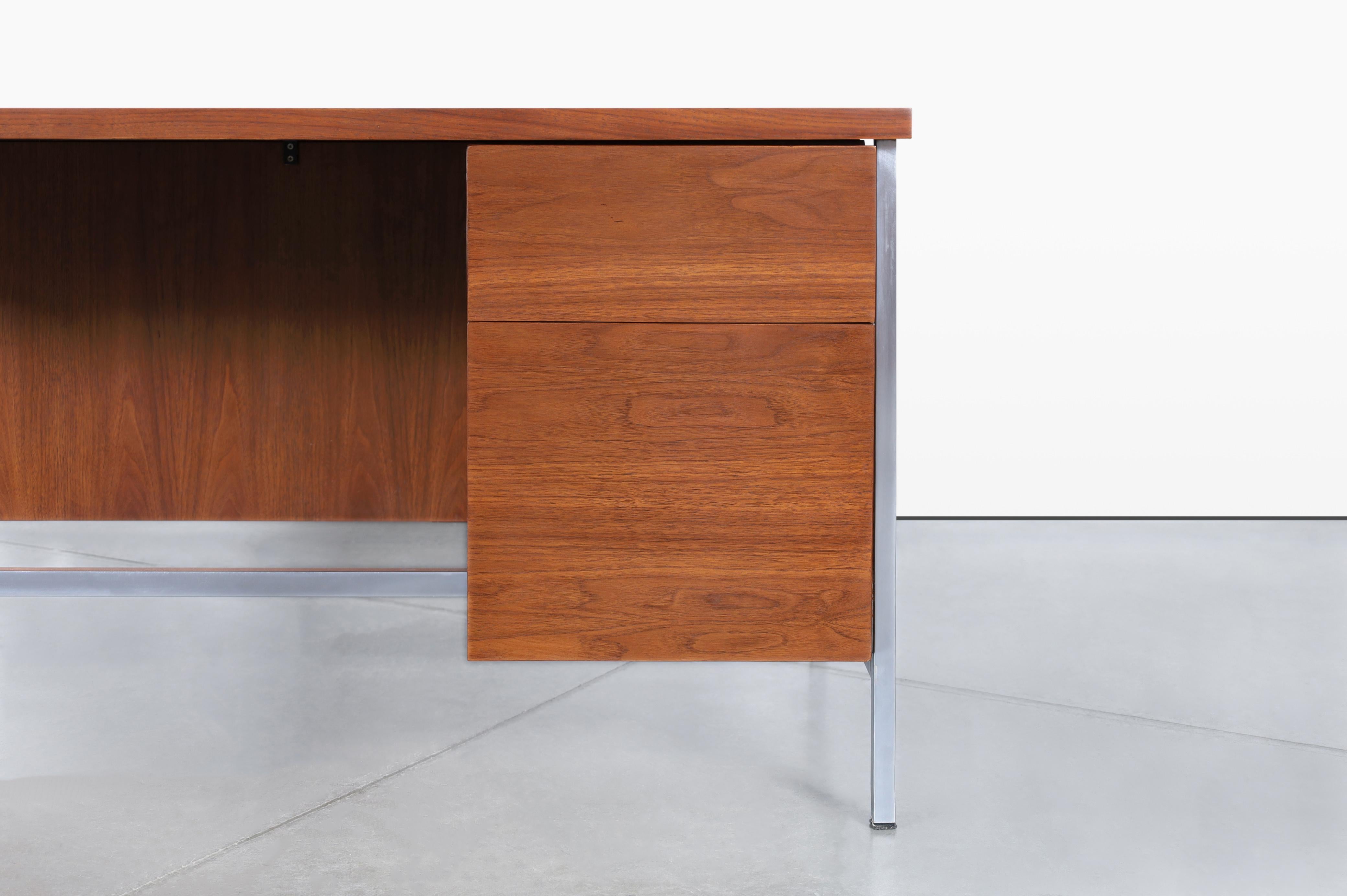 Florence Knoll Walnut Executive Desk for Knoll Associates For Sale 2