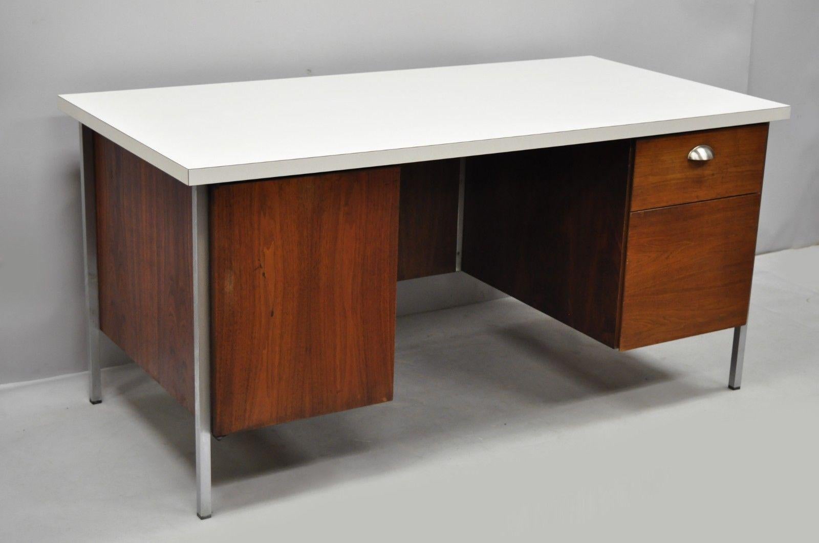 Florence Knoll Walnut Executive Desk with Laminate Top 1