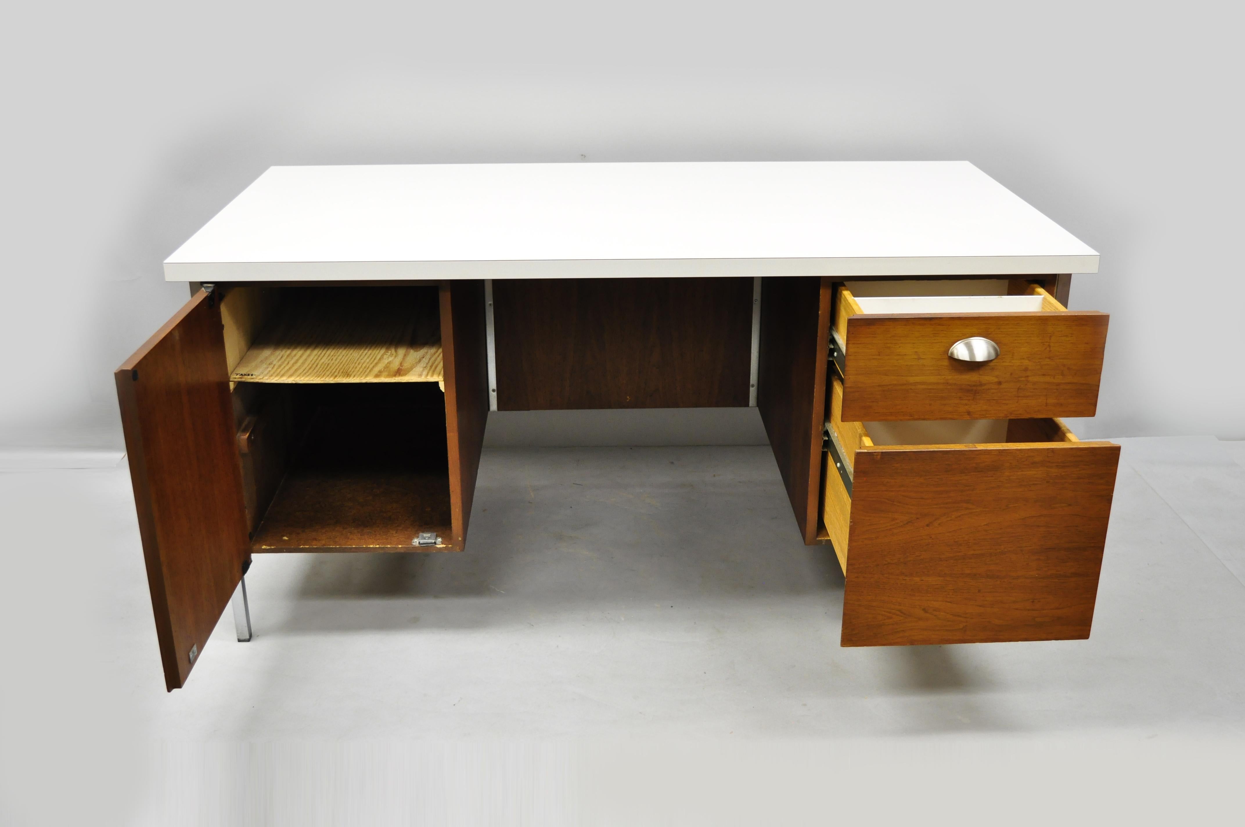 Florence Knoll Nussbaum Executive Schreibtisch mit Laminatplatte (Moderne der Mitte des Jahrhunderts)