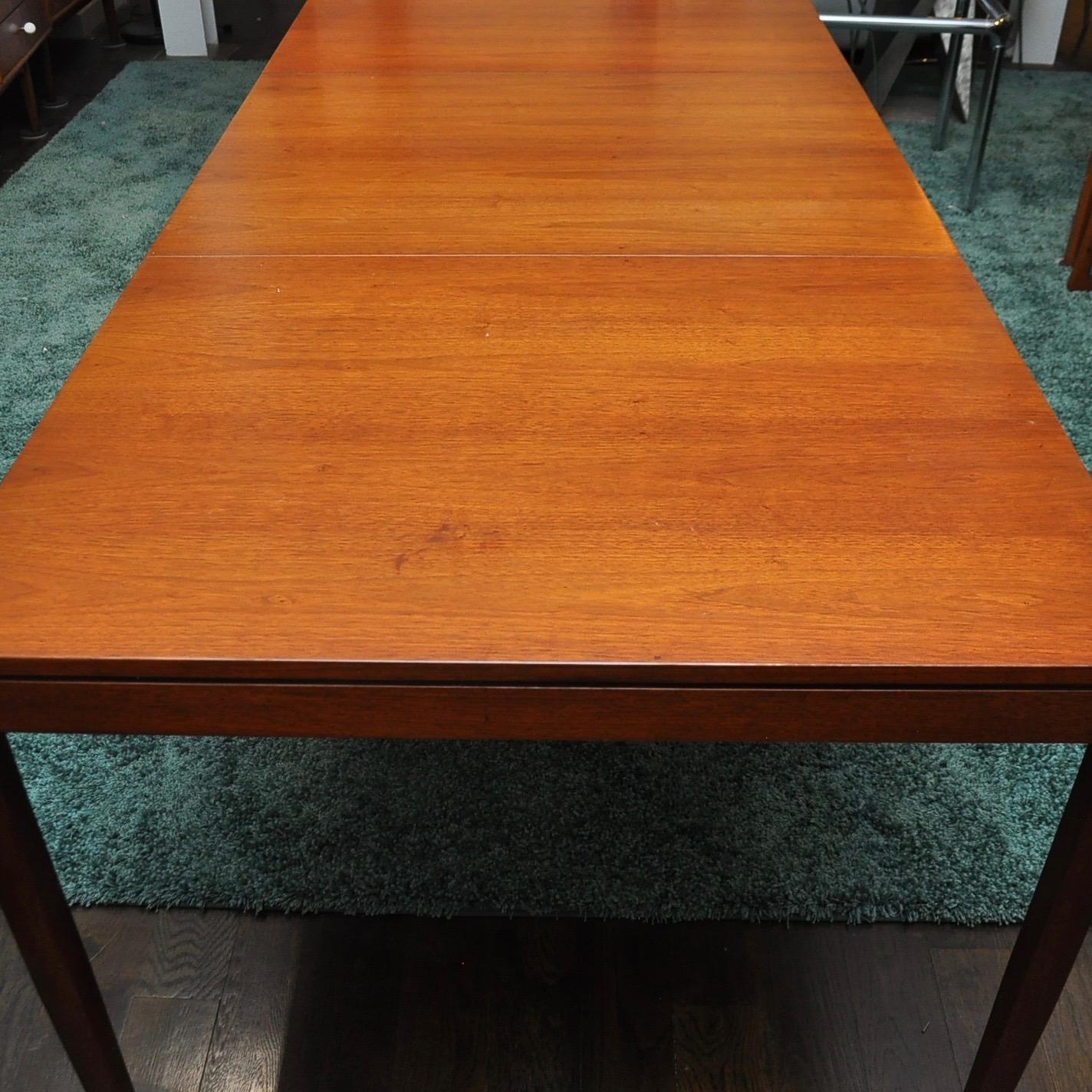 Florence Knoll Walnut Extension Dining Table In Good Condition In New London, CT