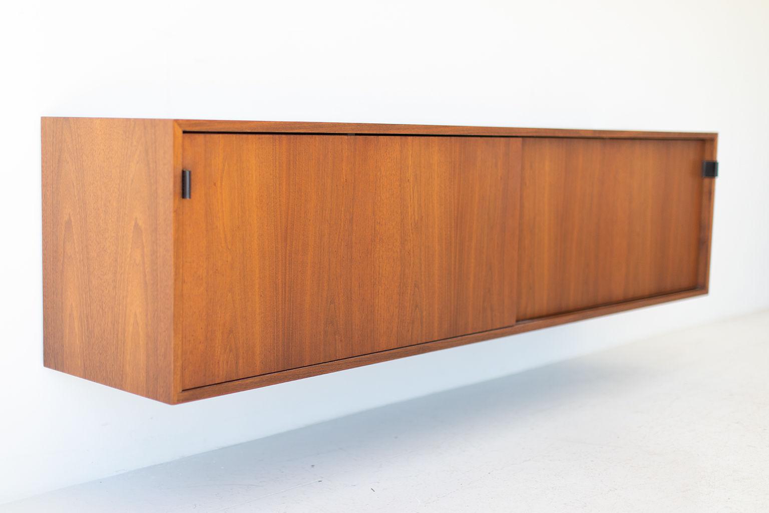 Designer: Florence Knoll

Manufacturer: Knoll Inc.
Period or model: Mid-Century Modern.
Specs: Walnut.

Condition:

This Florence Knoll walnut floating credenza for Knoll Inc. is in excellent condition. The top and sides have been