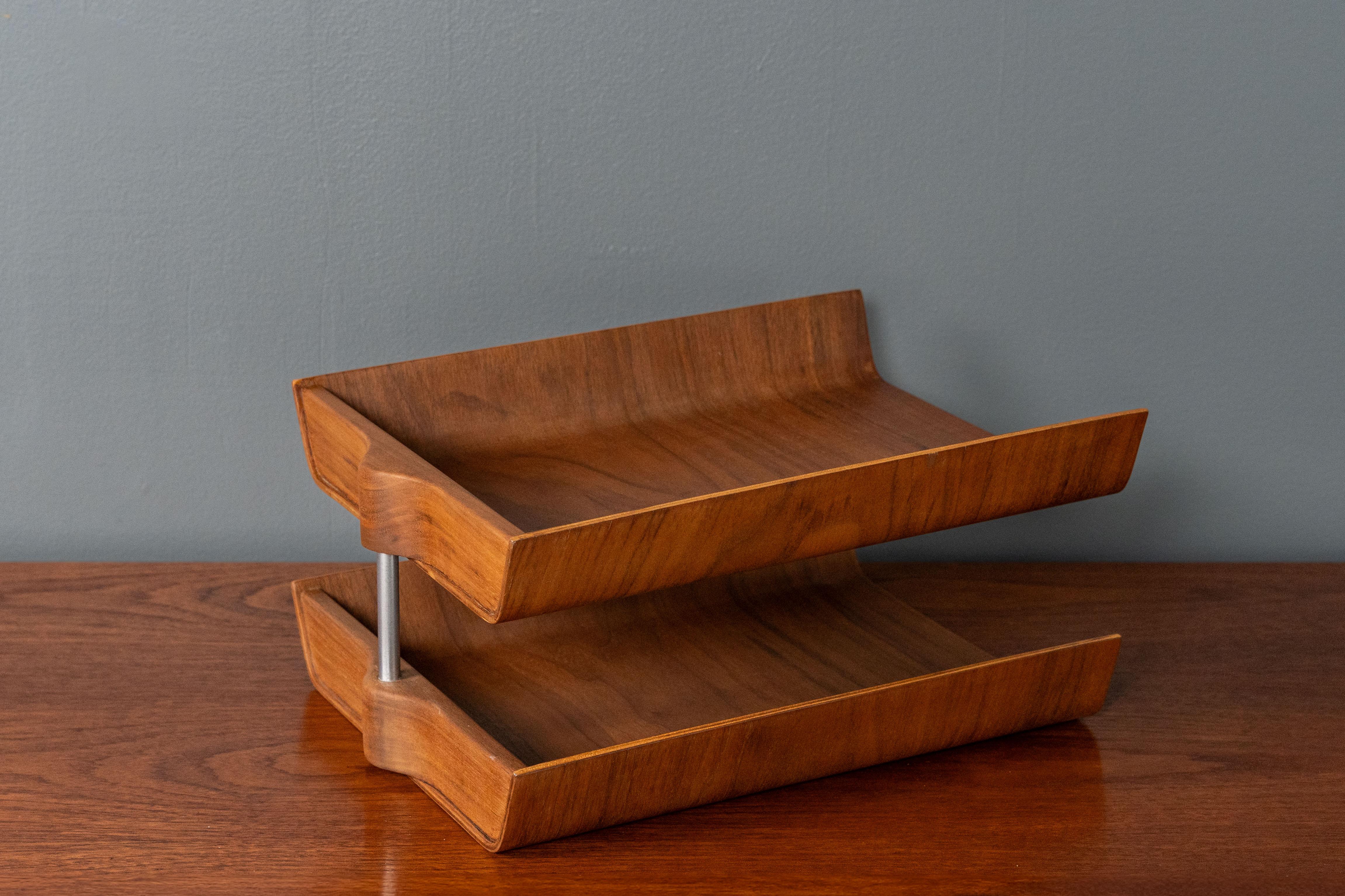 USA, ca. 1950er Jahre. Eine seltene und stromlinienförmige 2-teilige Briefablage, ursprünglich von Florence Knoll für Knoll im Jahr 1948 entworfen. Die Konstruktion aus geformtem Sperrholz ist mit Walnussfurnier versehen. Die clevere Stange aus