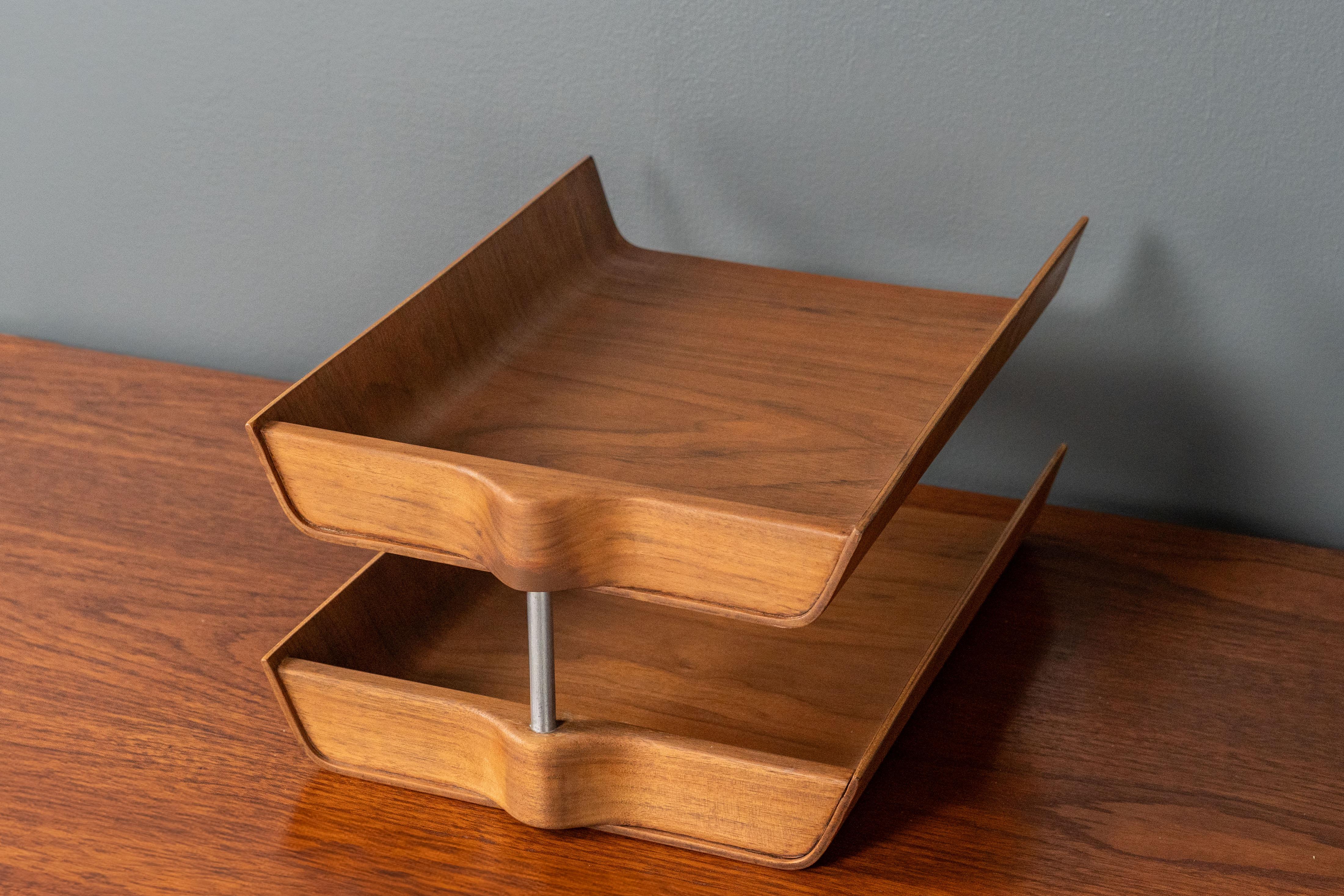 Florence Knoll Briefablage aus Nussbaum (Geformt) im Angebot