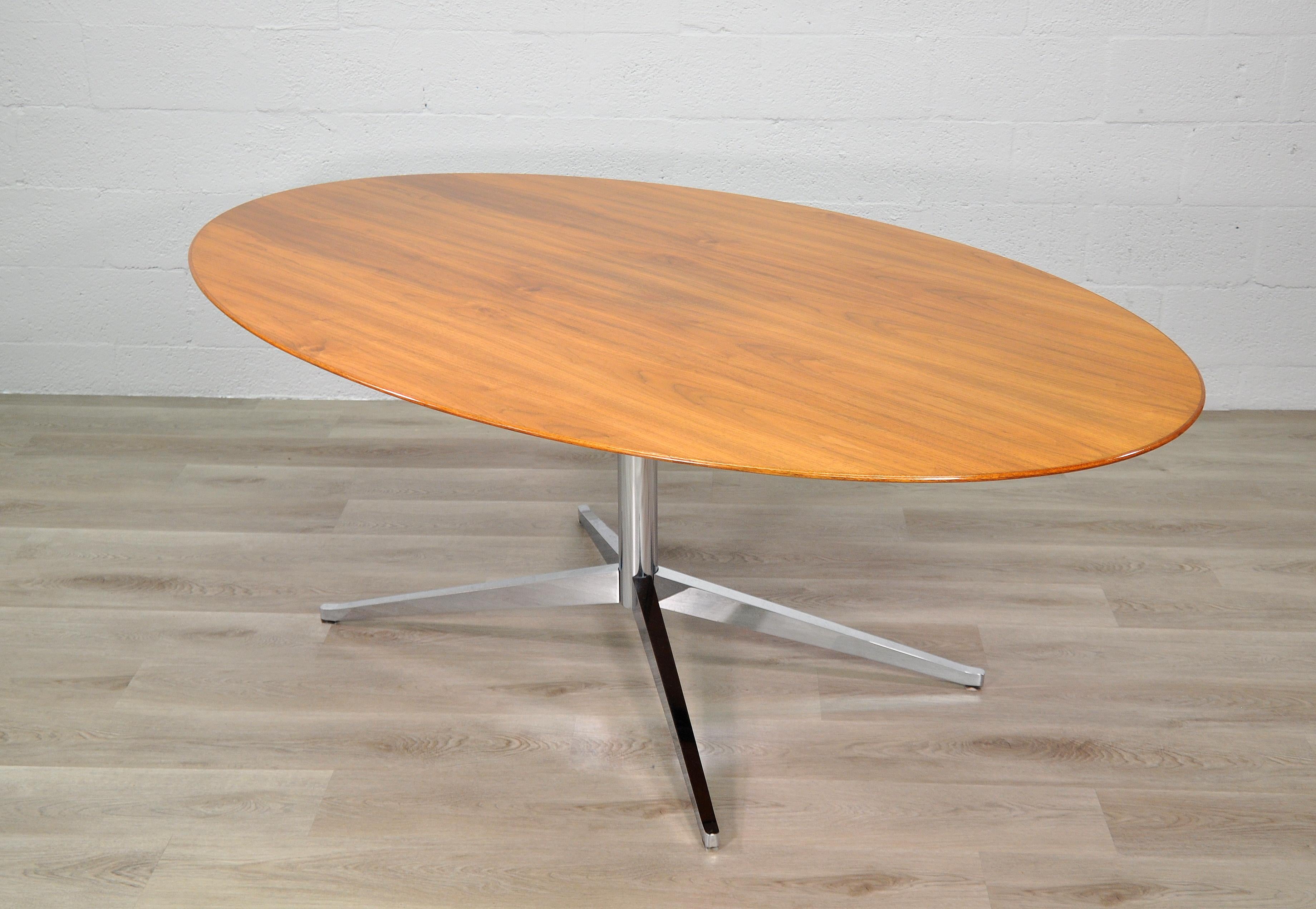 Poli Table de salle à manger ovale en noyer Bureau pour Knoll Inc. en vente