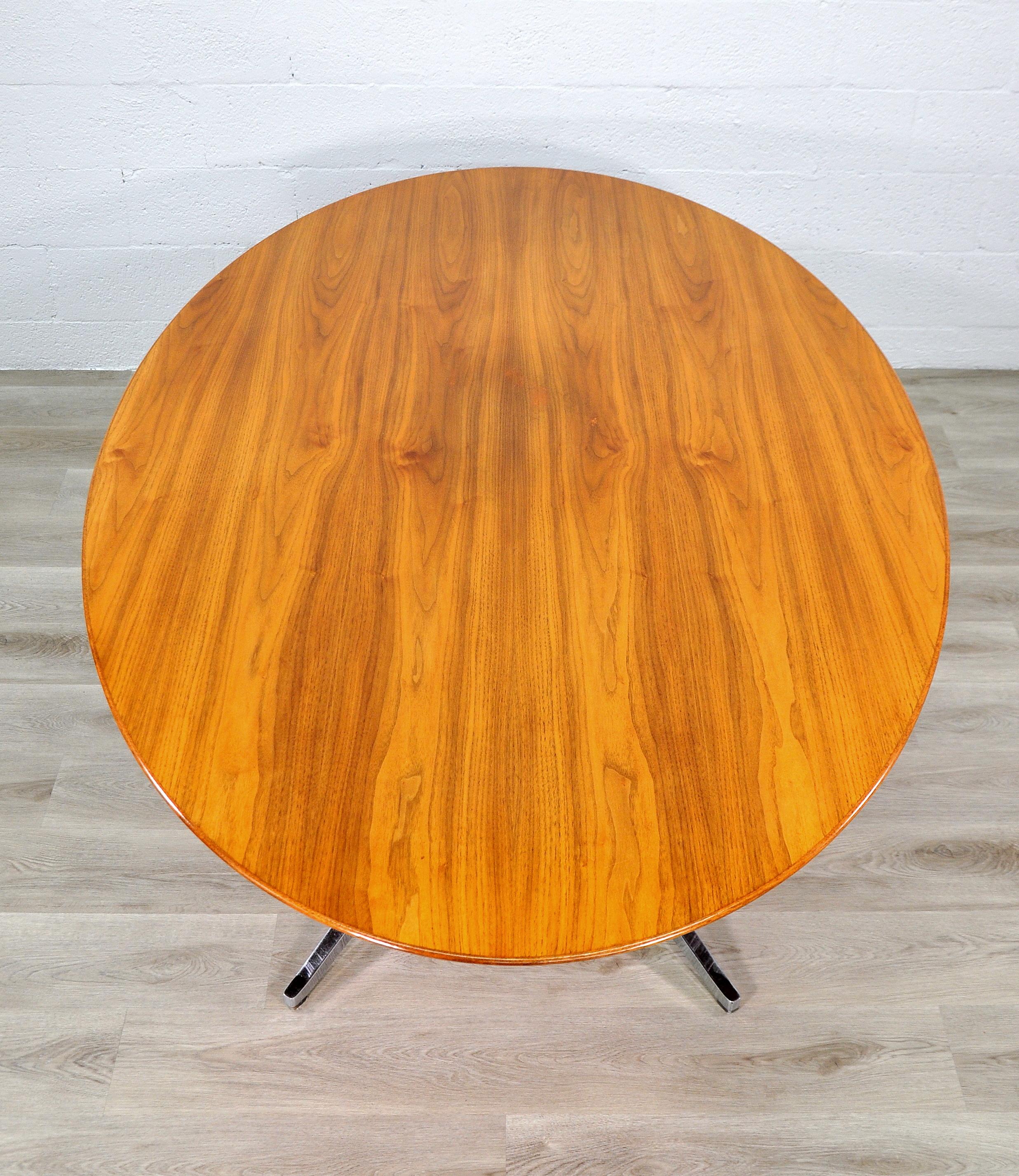 Florence Knoll Walnut Oval Dining Table Desk for Knoll Inc. In Good Condition For Sale In Miami, FL