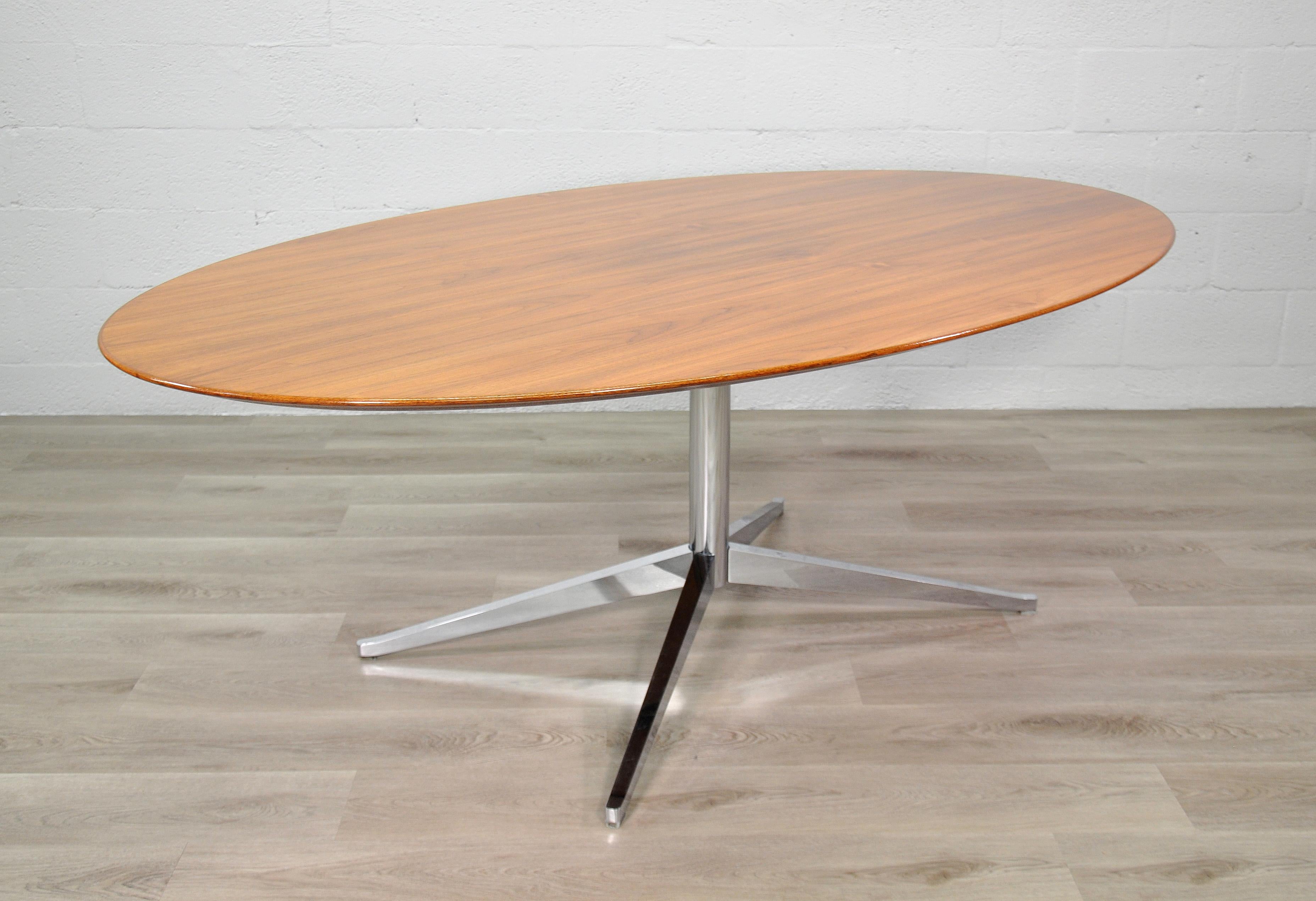 Ovaler Esstisch aus Nussbaumholz von Florence Knoll für Knoll Inc. (Chrom) im Angebot