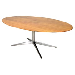 Ovaler Esstisch aus Nussbaumholz von Florence Knoll für Knoll Inc.