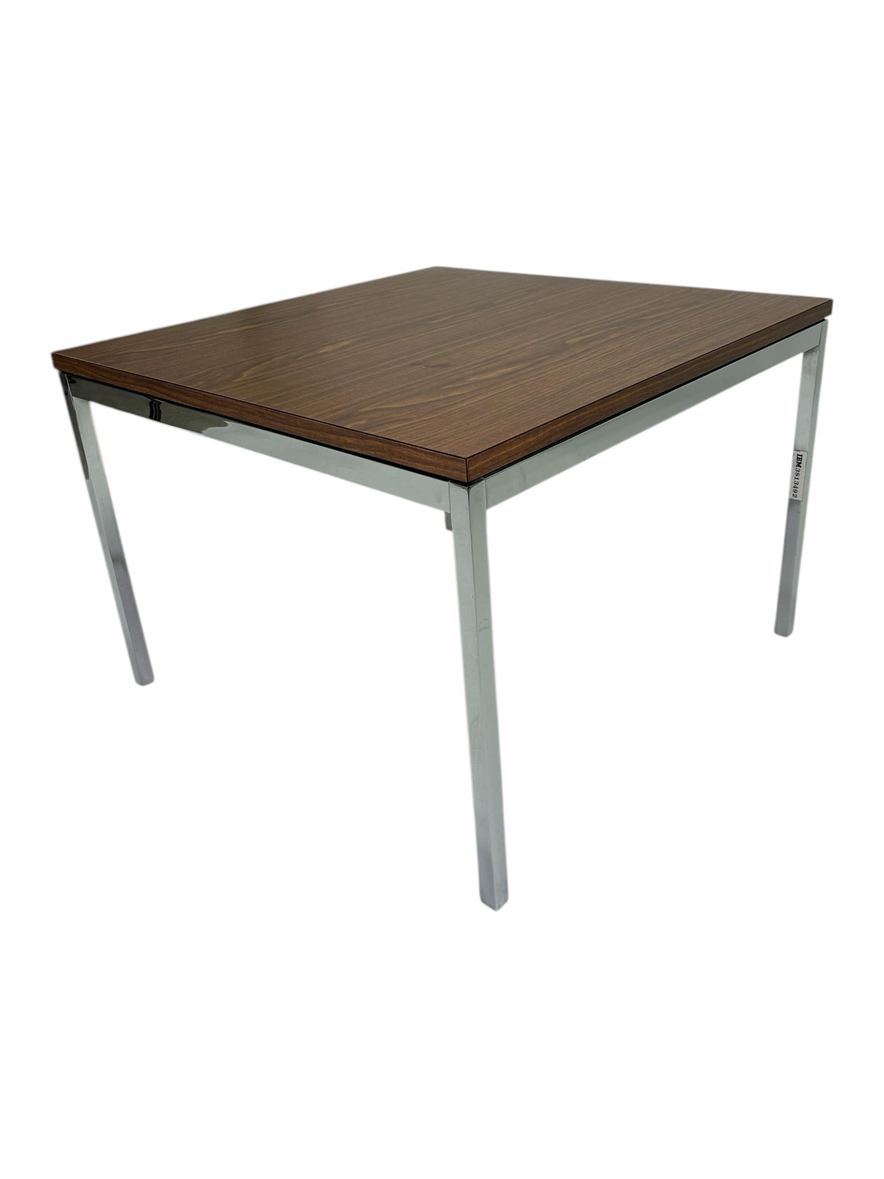Florence Knoll est considérée comme l'un des designers les plus emblématiques de l'ère moderne du milieu du siècle dernier. Florence a conçu cette table d'appoint (basse) en noyer dans les années 1950 selon les principes d'un design net, tranchant