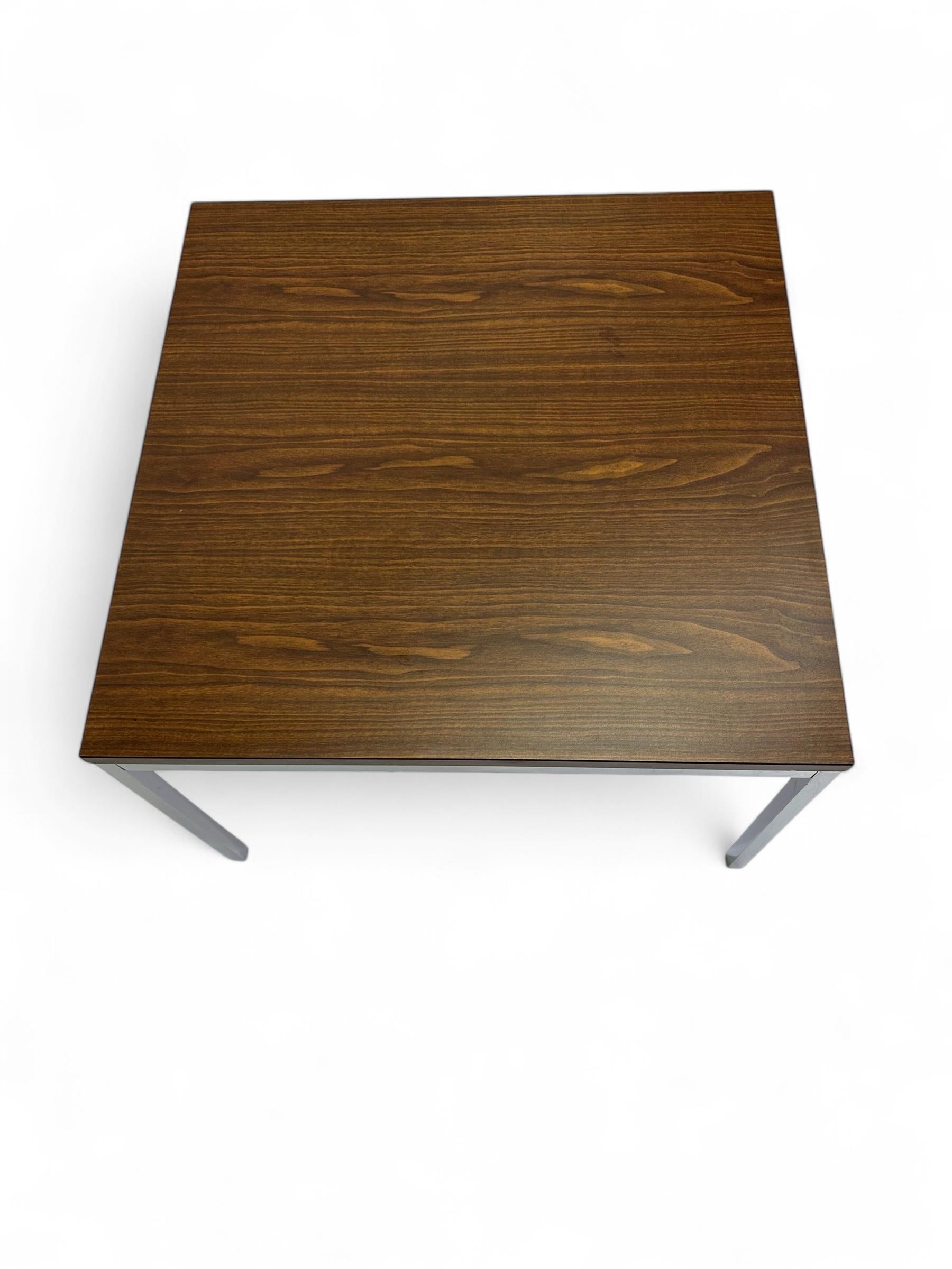 Fait main Florence Knoll  Table d'appoint à pieds chromés circa 1950 en vente