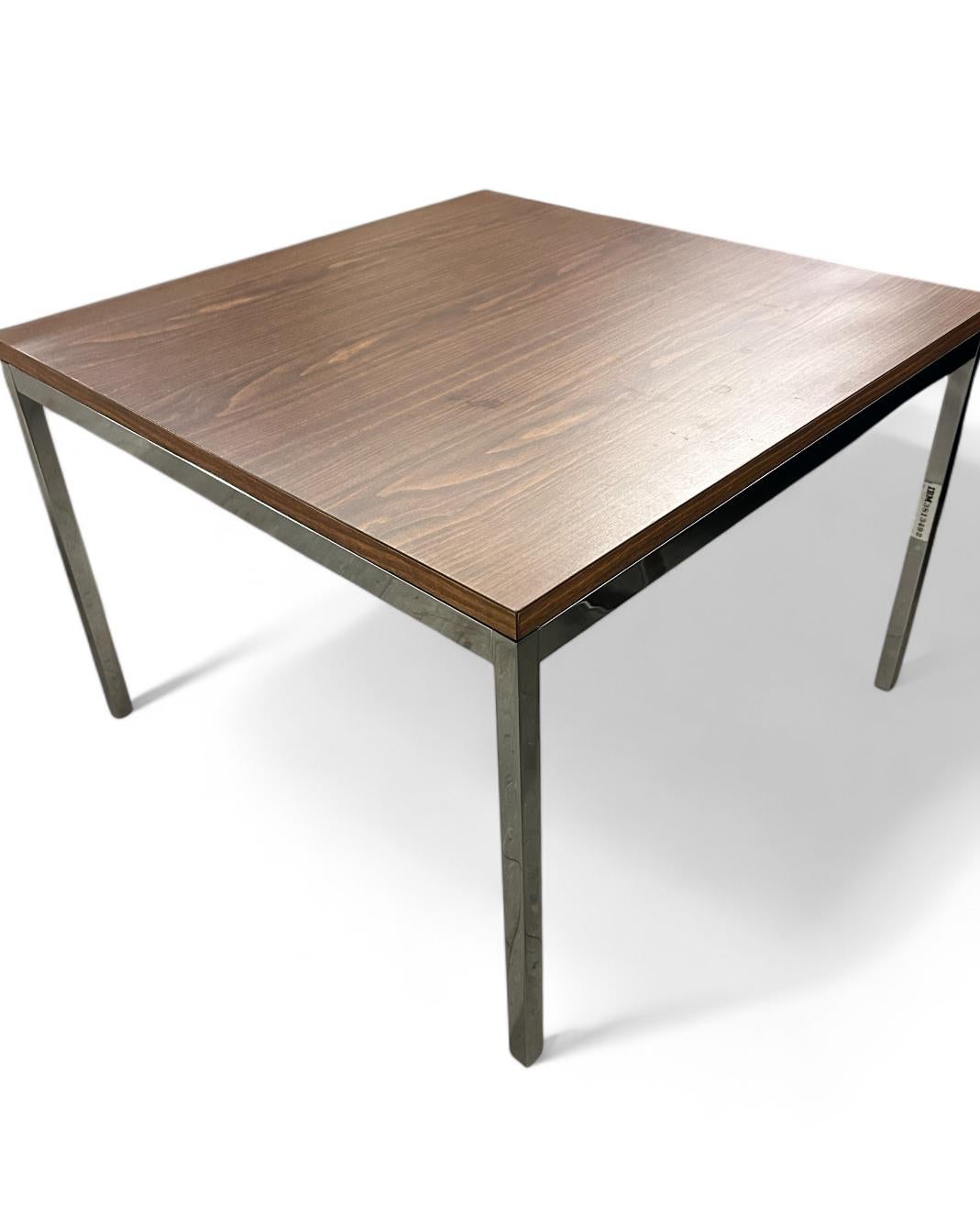 Florence Knoll  Table d'appoint à pieds chromés circa 1950 Bon état - En vente à Wilton, CT