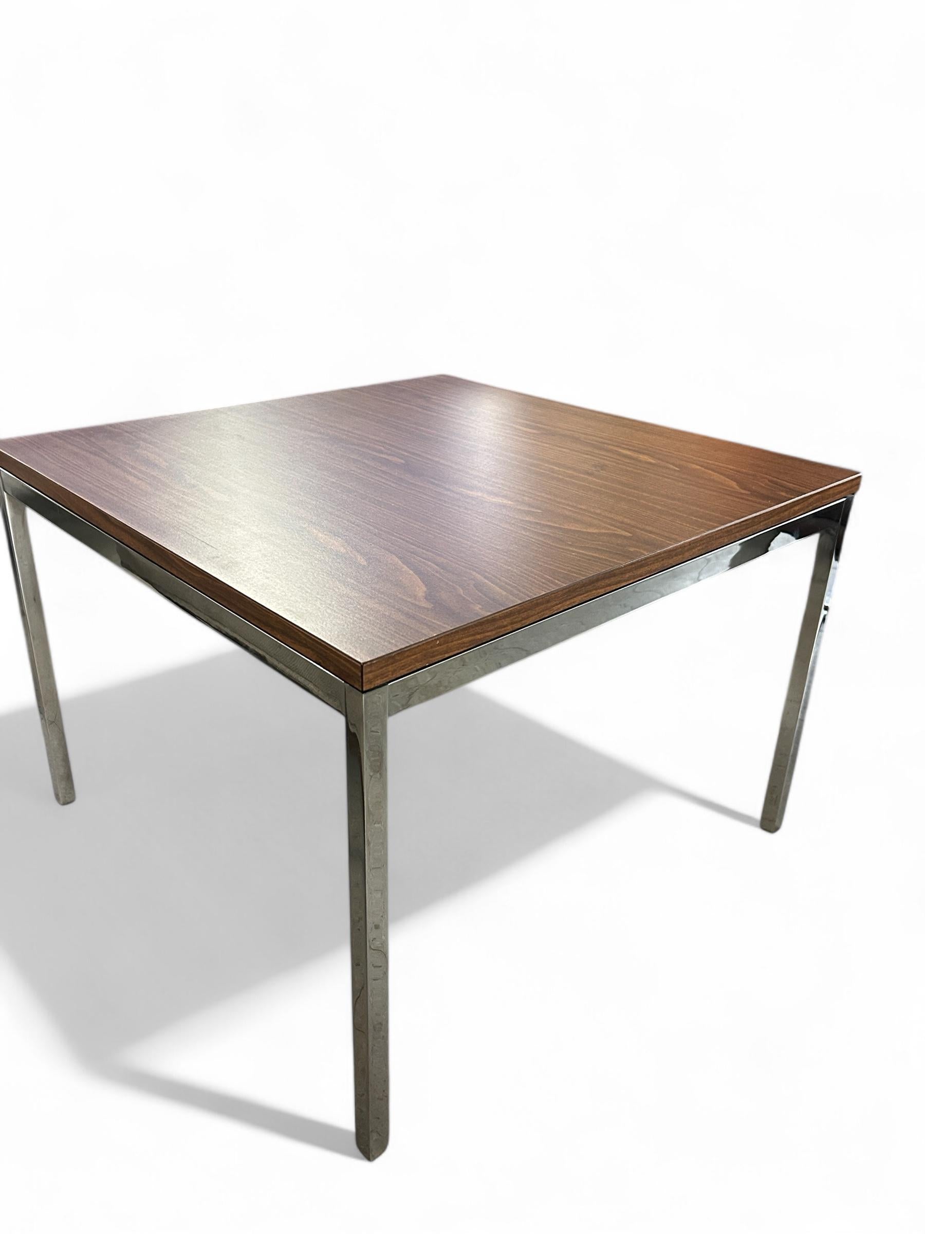 Chrome Florence Knoll  Table d'appoint à pieds chromés circa 1950 en vente