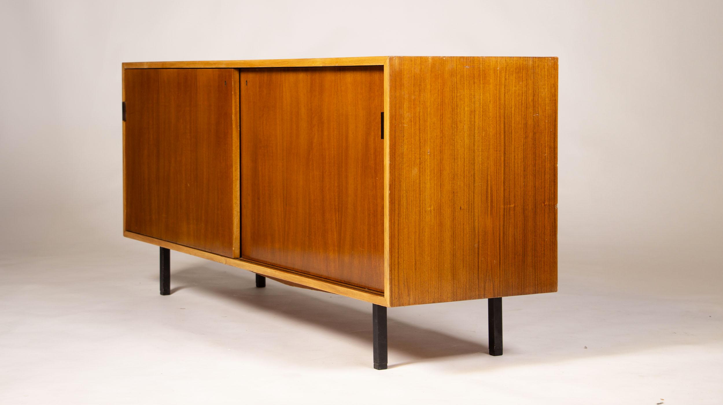 Florence Knoll walnut sideboard In Good Condition For Sale In LYON, FR