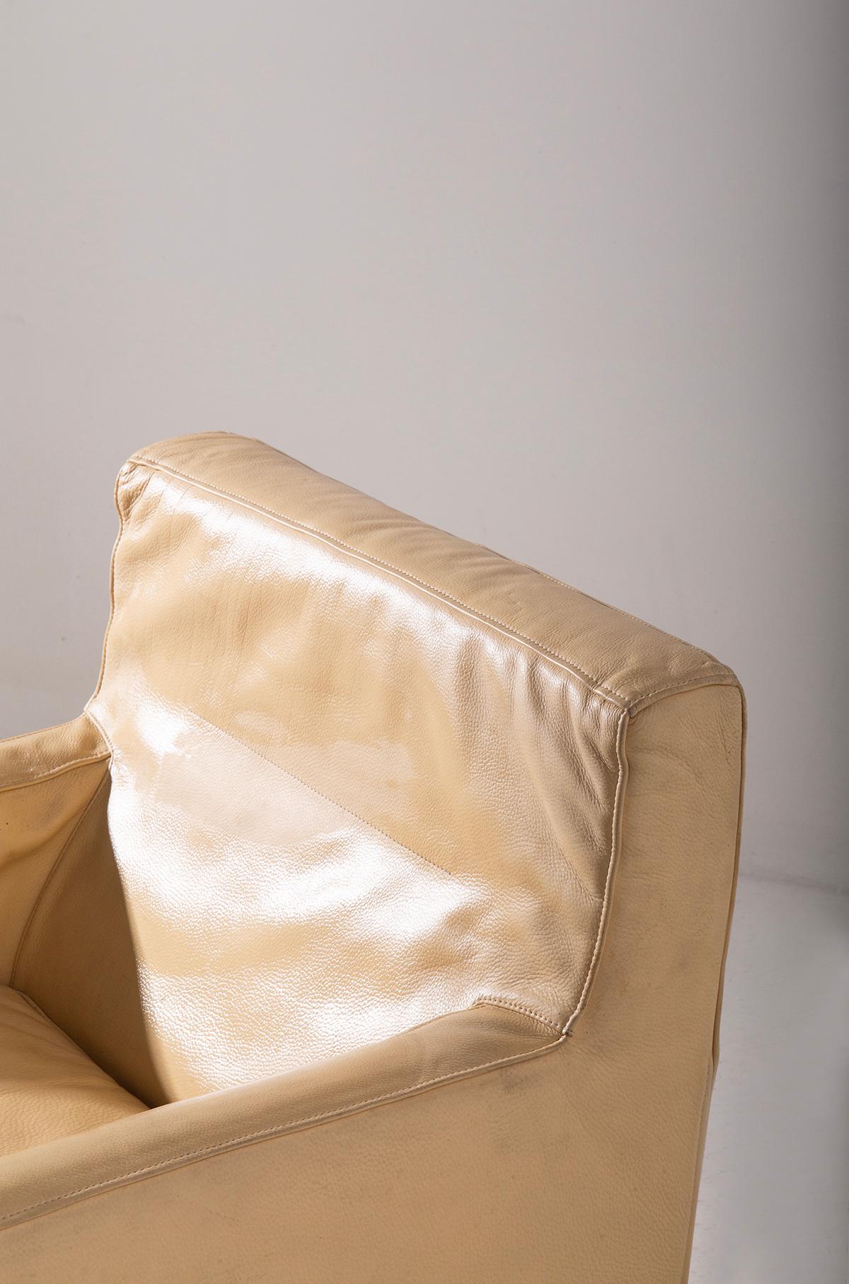 Découvrez la quintessence du luxe vintage avec ce fauteuil exquis, attribué à la célèbre Florence Knoll. Datant des années 1970, cette pièce incarne l'élégance et le flair de son époque avec sa structure métallique sophistiquée et son somptueux