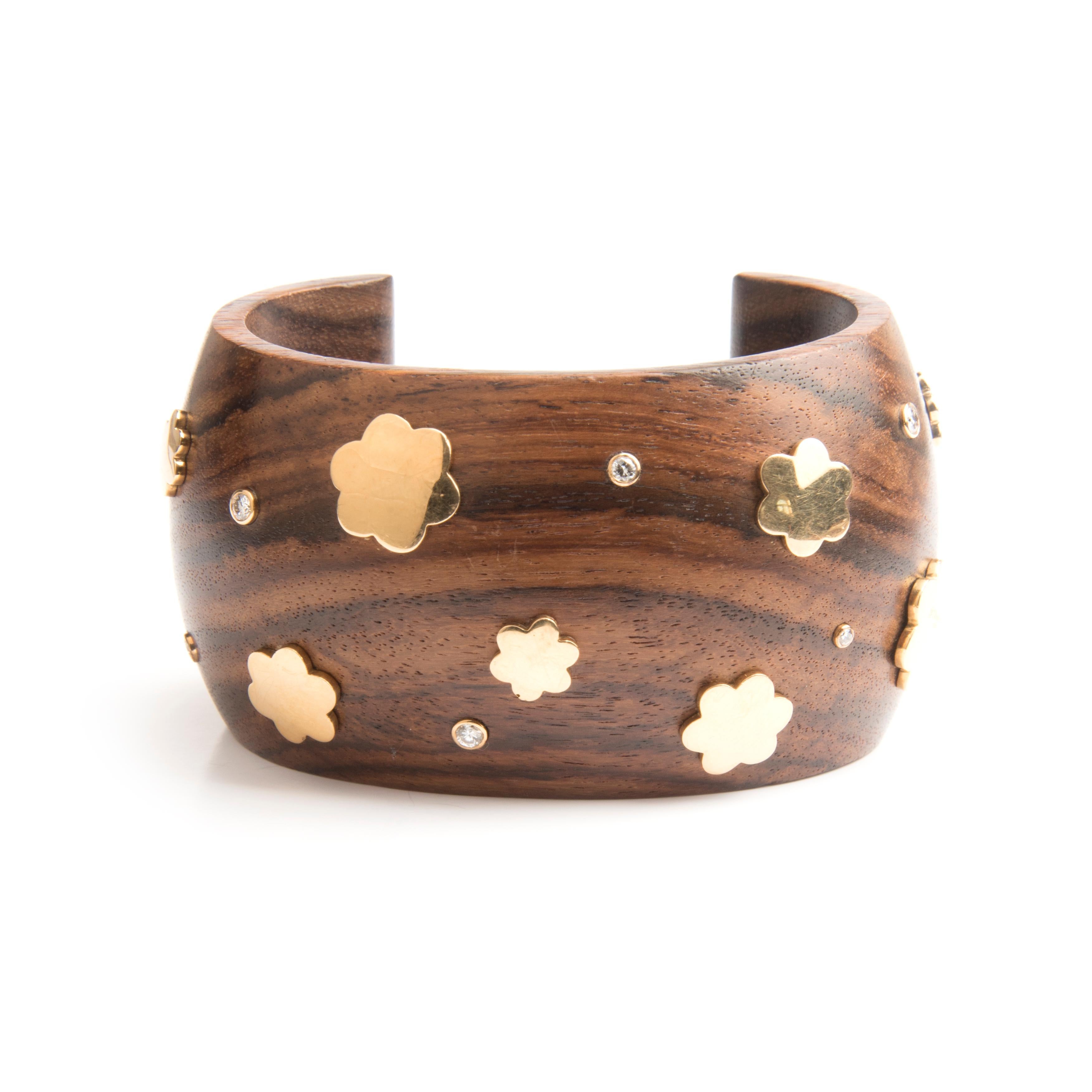 A bangle designed by Florence Larochas, rosewood set with 18k yellow gold flowers and diamonds.
Signed F.L. Paris on the wood and F. Larochas on the gold
Circa 1990