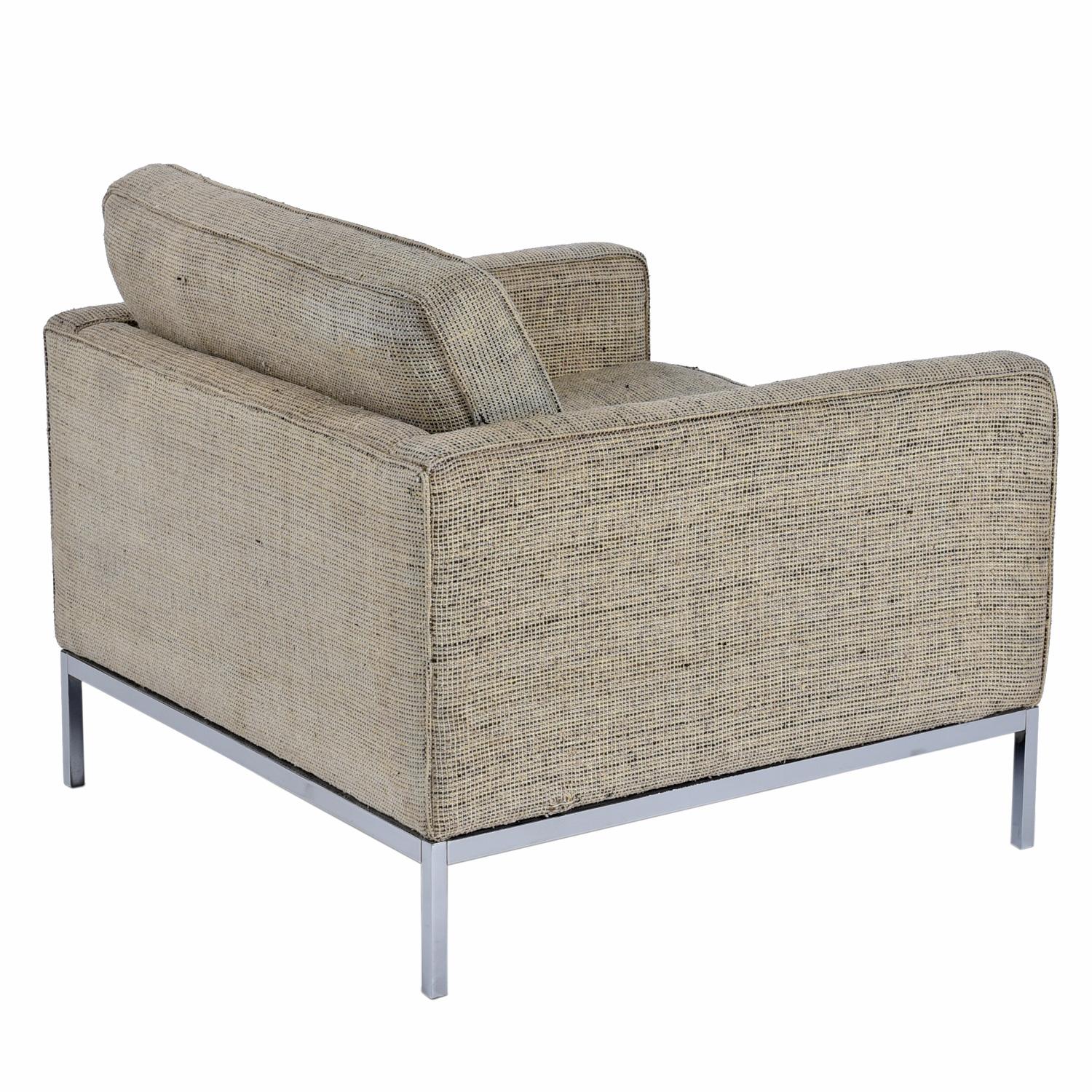 Mid-Century Modern Florence Knoll Lounge Chair on Steel Base in Heather Grey Tweed Fabric For Sale