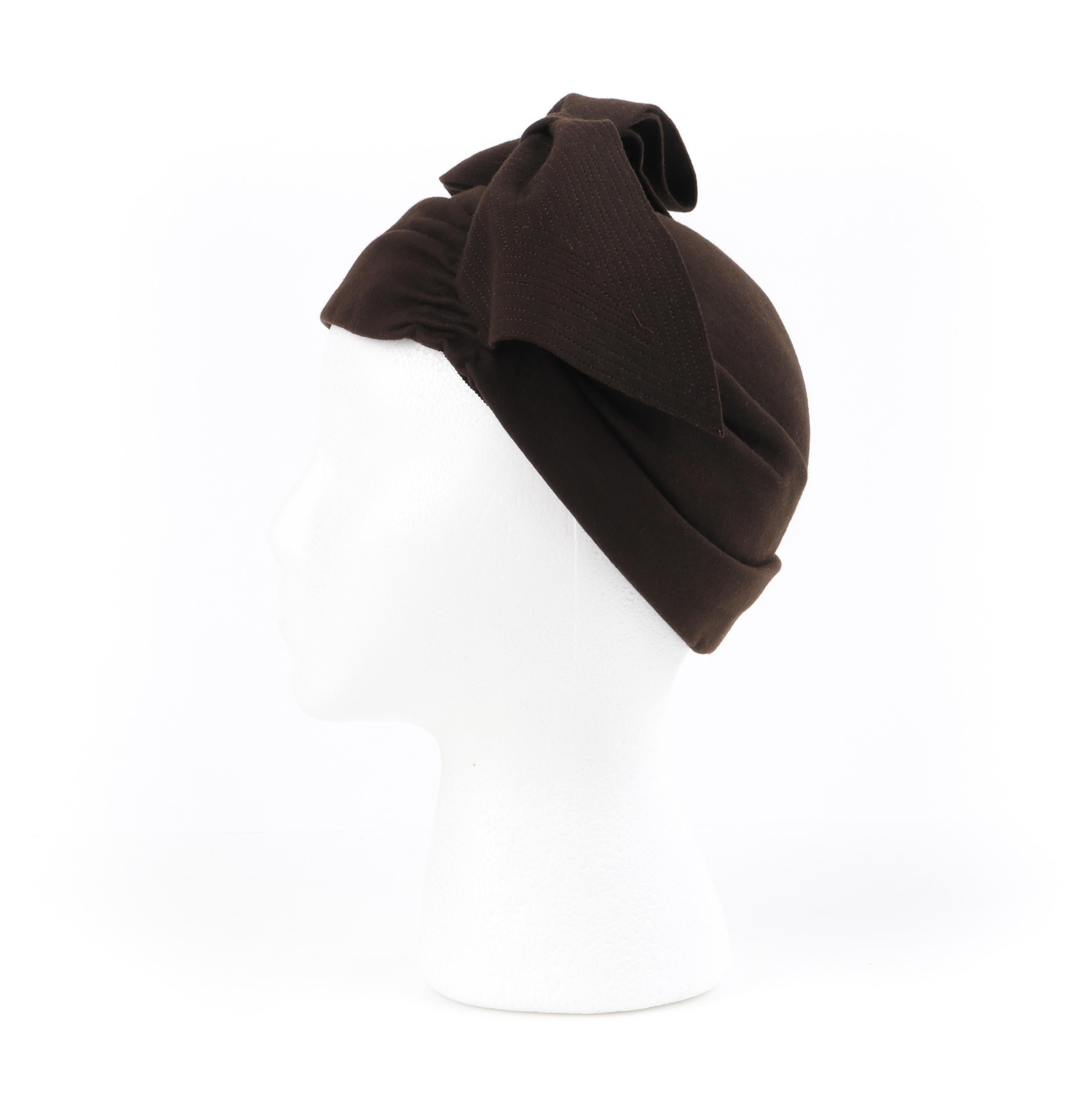 FLORENCE MILLINERY COUTURE c.1940s Chocolate Brown Felt Front Bow Turban Hat In Good Condition In Thiensville, WI