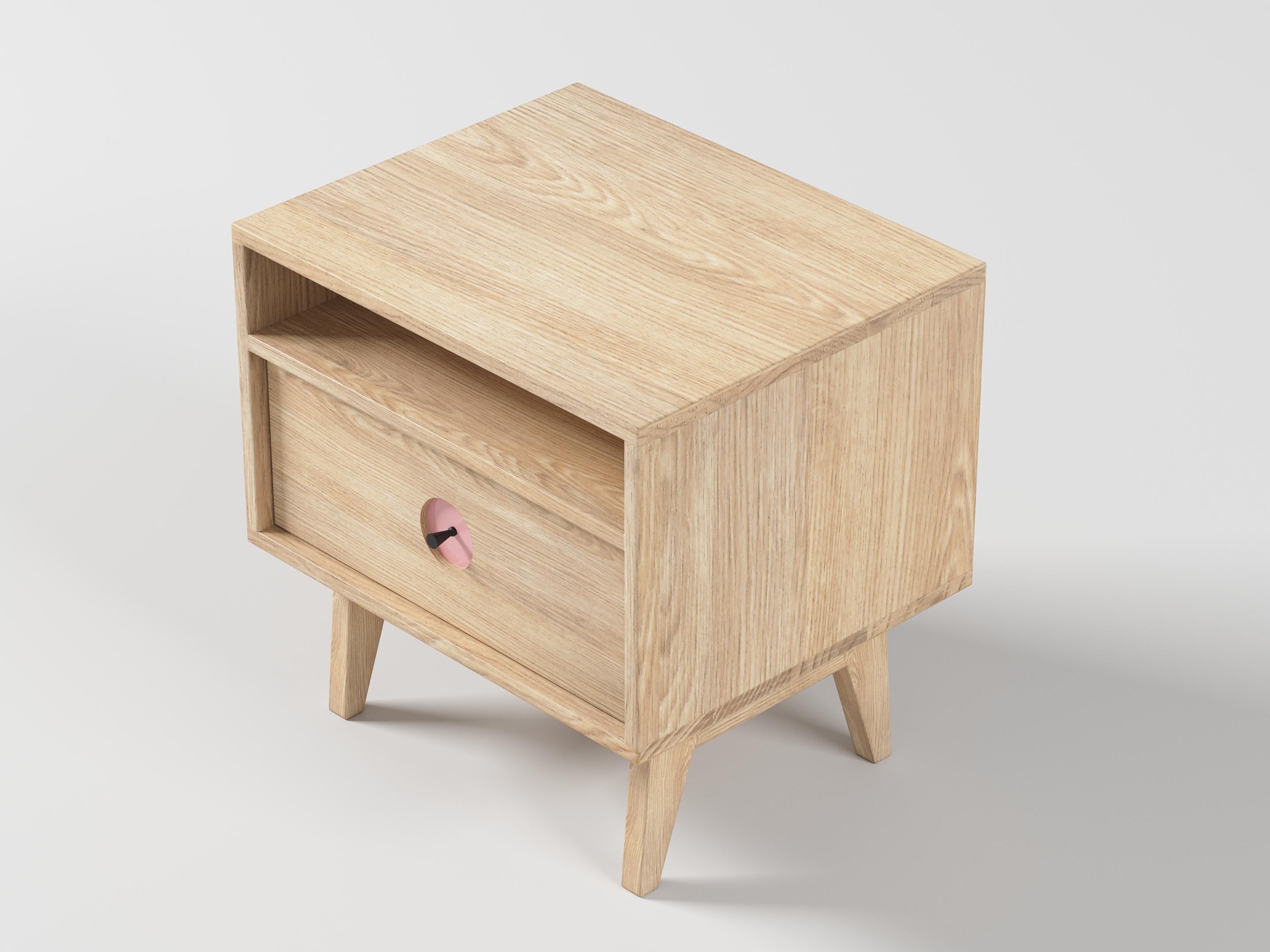 Ti presentiamo il tavolino Florence, un mix perfetto di semplicità ed eleganza che valorizzerà qualsiasi ambiente della tua casa. Realizzato con legno massiccio di prima qualità, questo tavolino presenta una finitura naturale che mette in risalto le