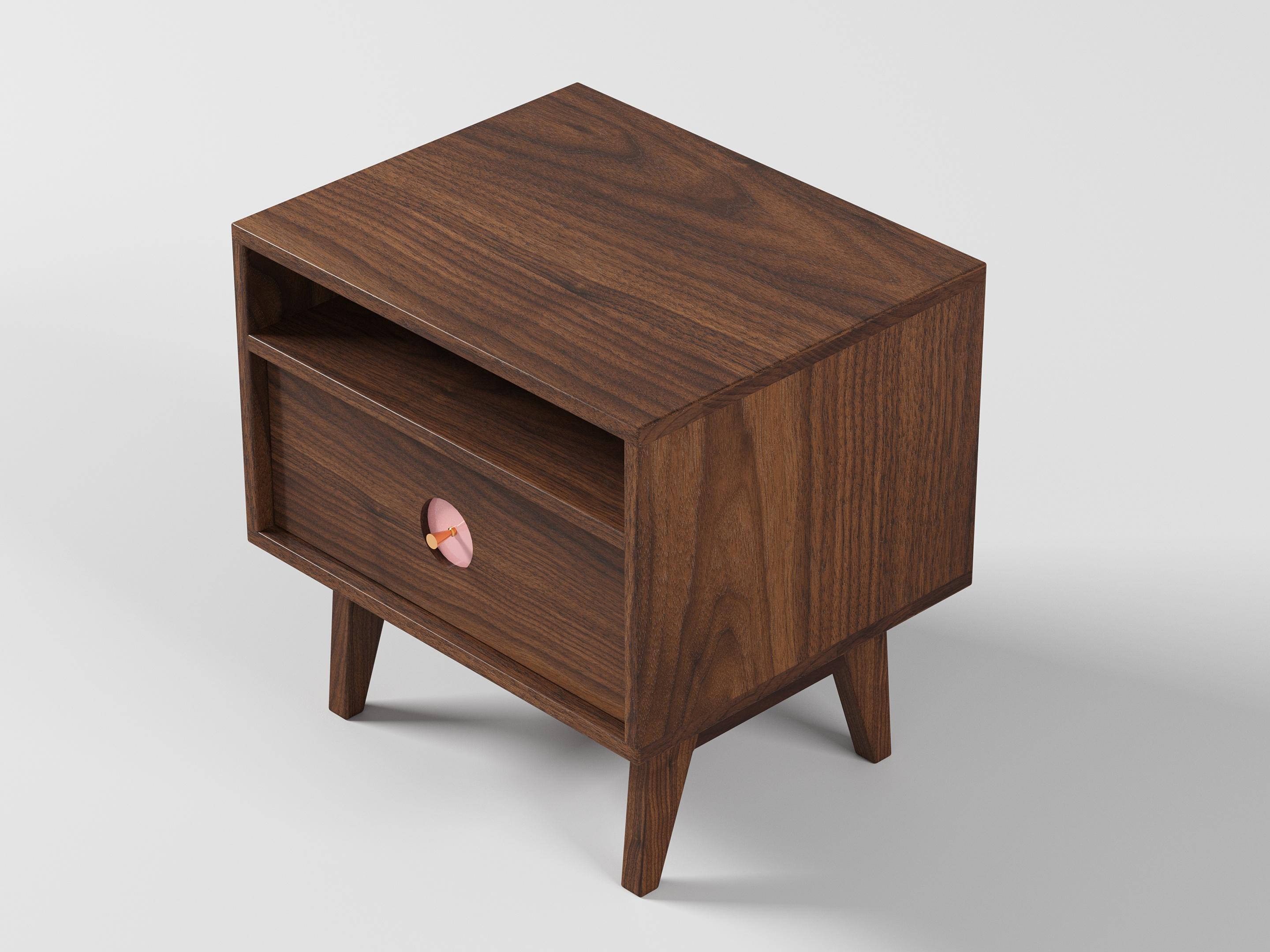 Ti presentiamo il tavolino Florence, un mix perfetto di semplicità ed eleganza che valorizzerà qualsiasi ambiente della tua casa. Realizzato con legno massiccio di prima qualità, questo tavolino presenta una finitura naturale che mette in risalto le