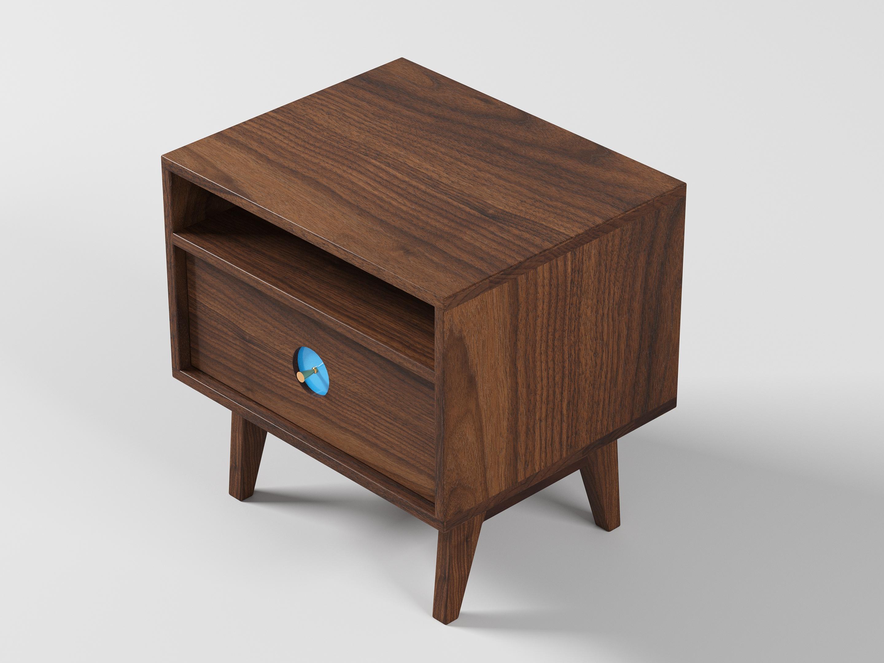 Ti presentiamo il tavolino Florence, un mix perfetto di semplicità ed eleganza che valorizzerà qualsiasi ambiente della tua casa. Realizzato con legno massiccio di prima qualità, questo tavolino presenta una finitura naturale che mette in risalto le