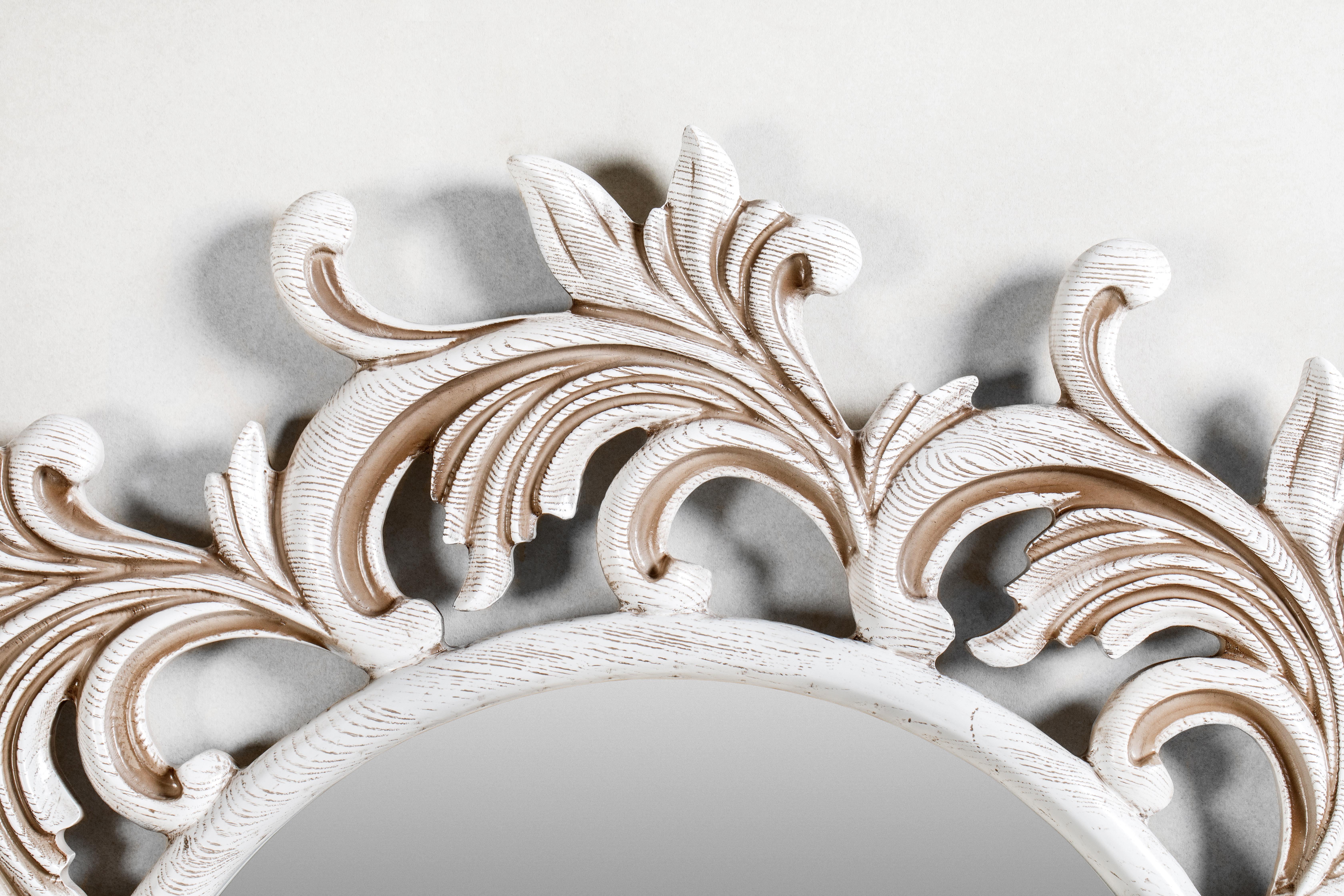 Apri il tuo spazio con lo specchio da parete Florence. Una cornice rotonda con intagli dettagliati che circondano lo specchio centrale, aggiungendo una texture elegante al tuo ingresso o al tuo soggiorno. Questo specchio Florence è funzionale e