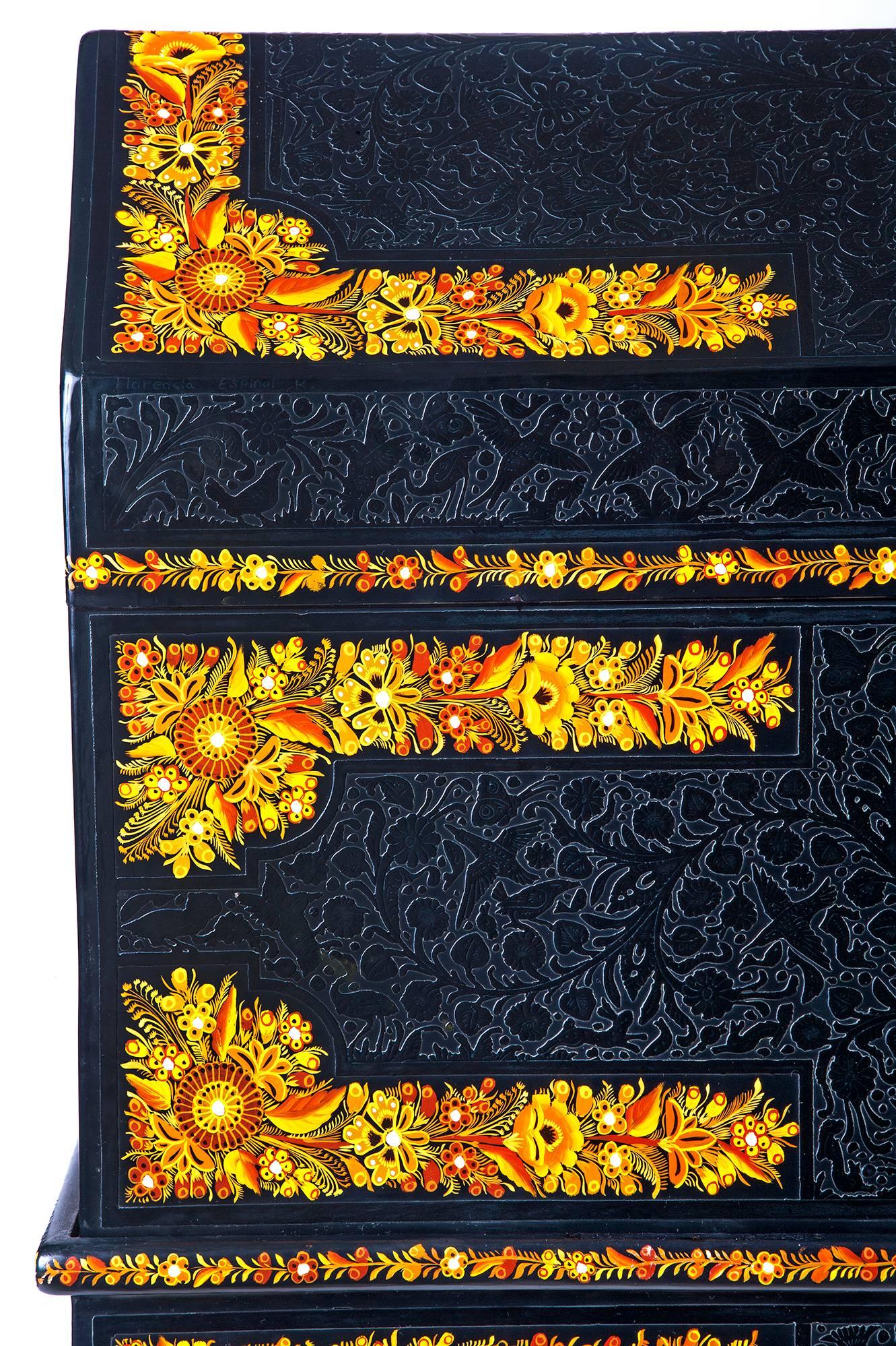  FREE SHIPPING TO WORLDWIDE!

Artisan: Florencia Espinal Ramirez
MASTERPIECE
Made of Linaloe wood decorated with lacquer, used two techniques: black scratchwork in the base and gold applied with paint brush.

- Dimensions: 32