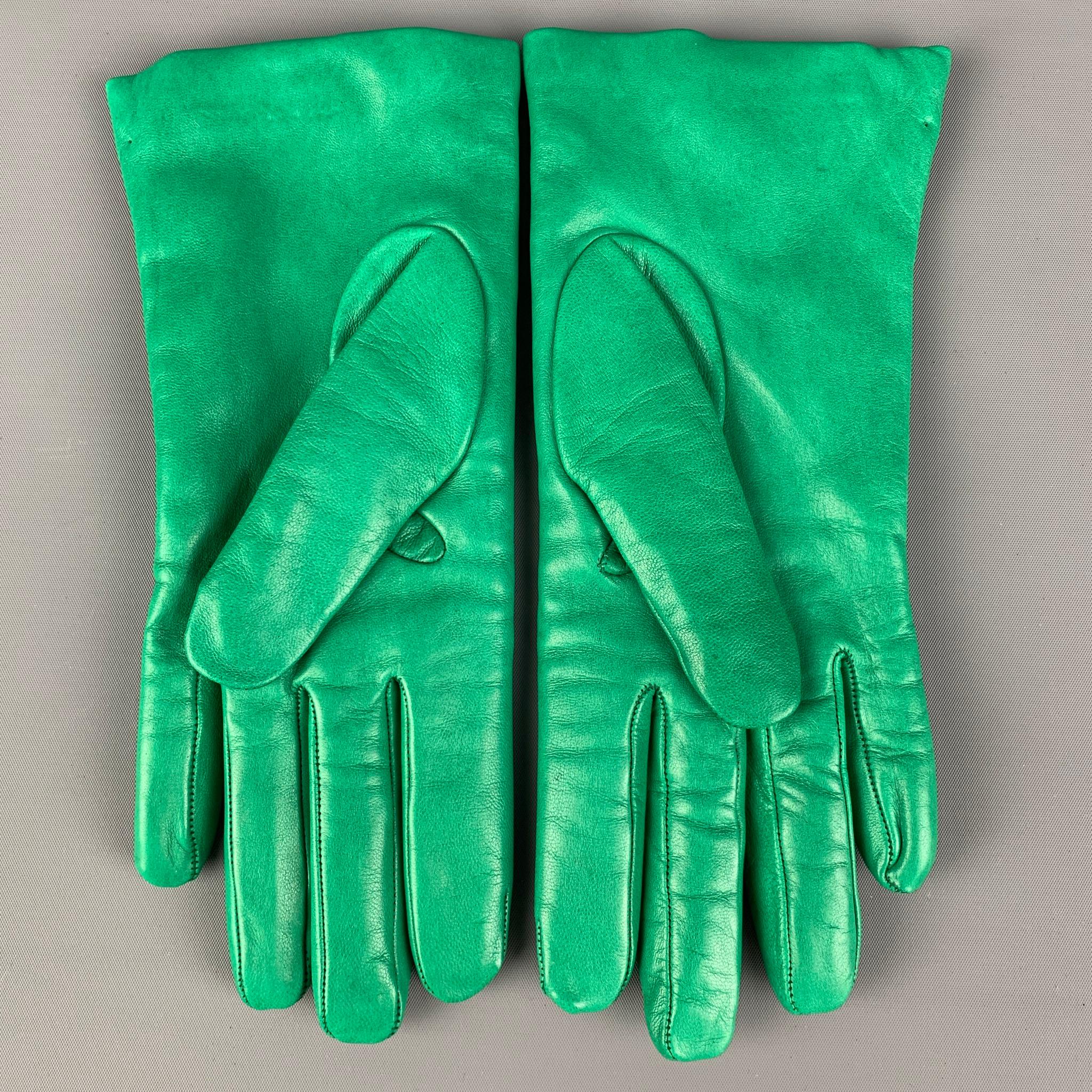 FLORENS gloves comes in a green leather with a cashmere lining. Made in Italy. 

Very Good Pre-Owned Condition.

Marked: 7

Measurements:

Width: 4 in.
Length: 9 in. 
