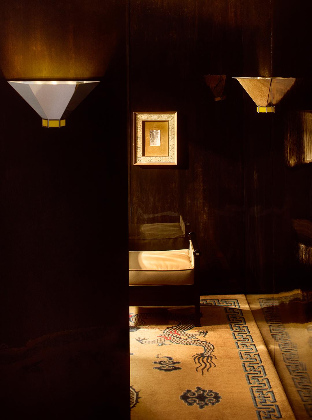 Este Aplique Florens surge de una intersección de los movimientos Constructivista y Art Decó.

Refleja la investigación de Yaniv Chen sobre la evolución paralela del diseño que se produjo en Europa a principios del siglo XX. La obra investiga puntos