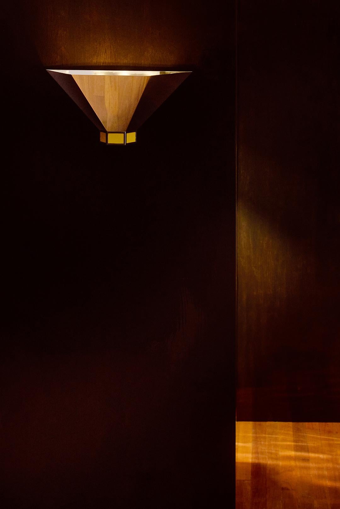 Florens Wall Sconce in mirror-polished stainless steel designed by Yaniv Chen Moderno en venta