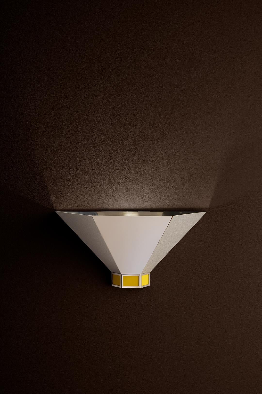 Florens Wall Sconce in mirror-polished stainless steel designed by Yaniv Chen Vietnamita en venta