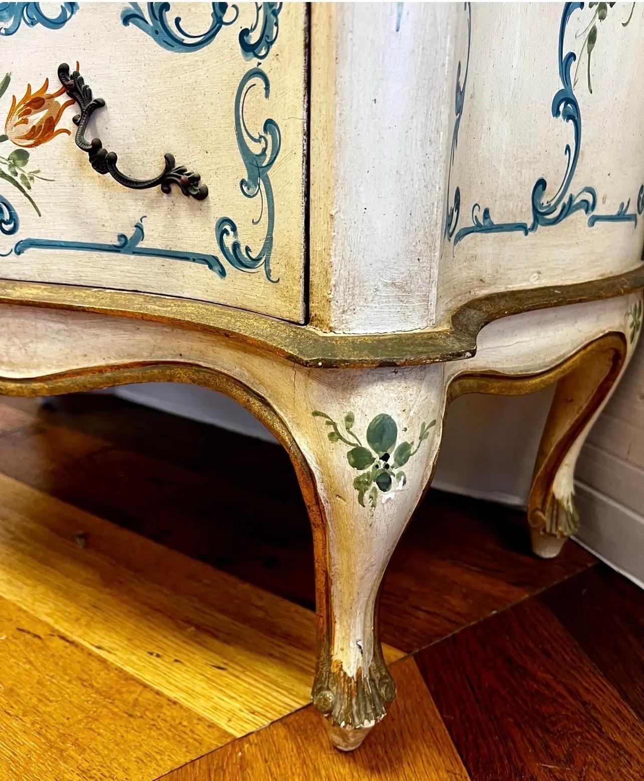 Commode da petto firmato Florentia dipinto a mano Made in Italy In condizioni buone in vendita a West Hartford, CT