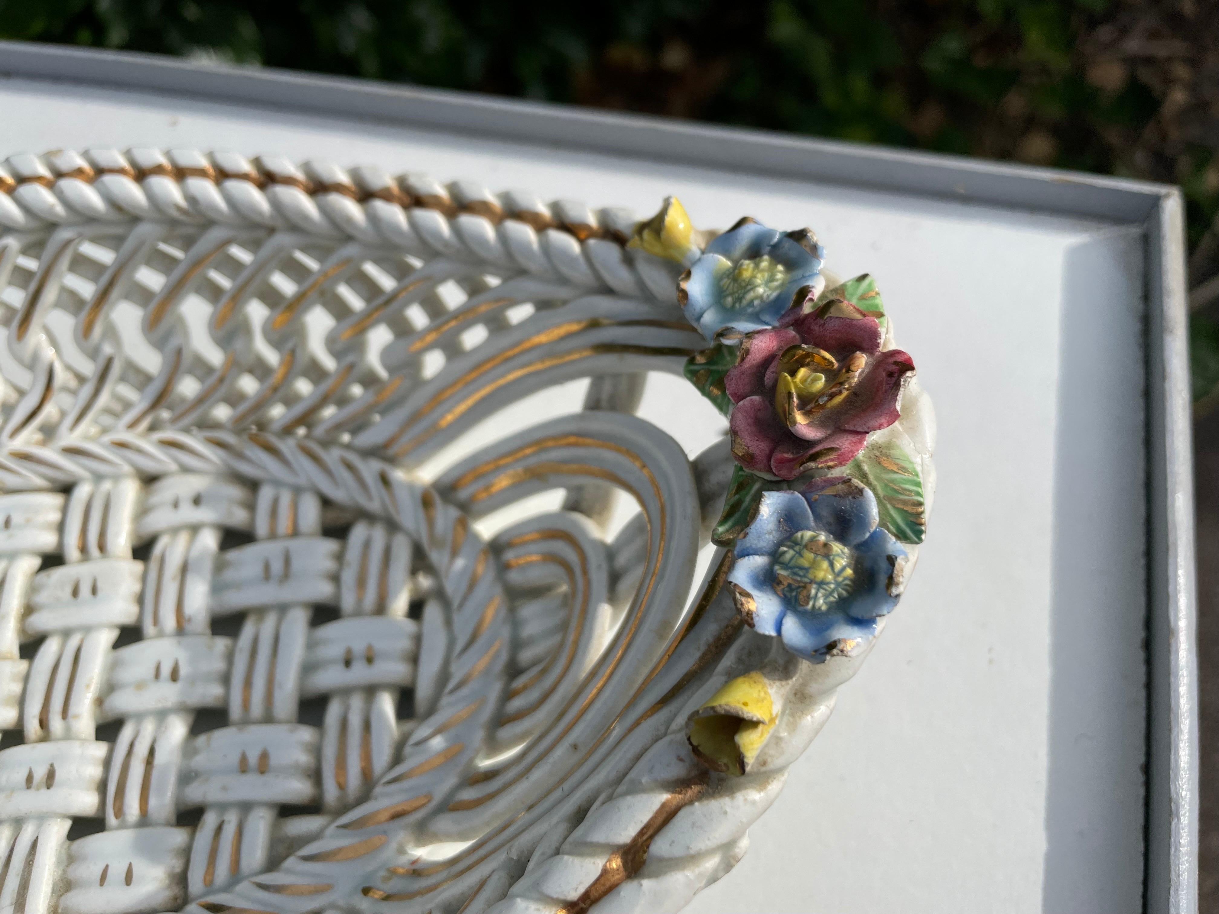 Hand-Painted Florentin Ceramic Basket, with Flower Decor Pattern, White Color, Italy 1960 For Sale