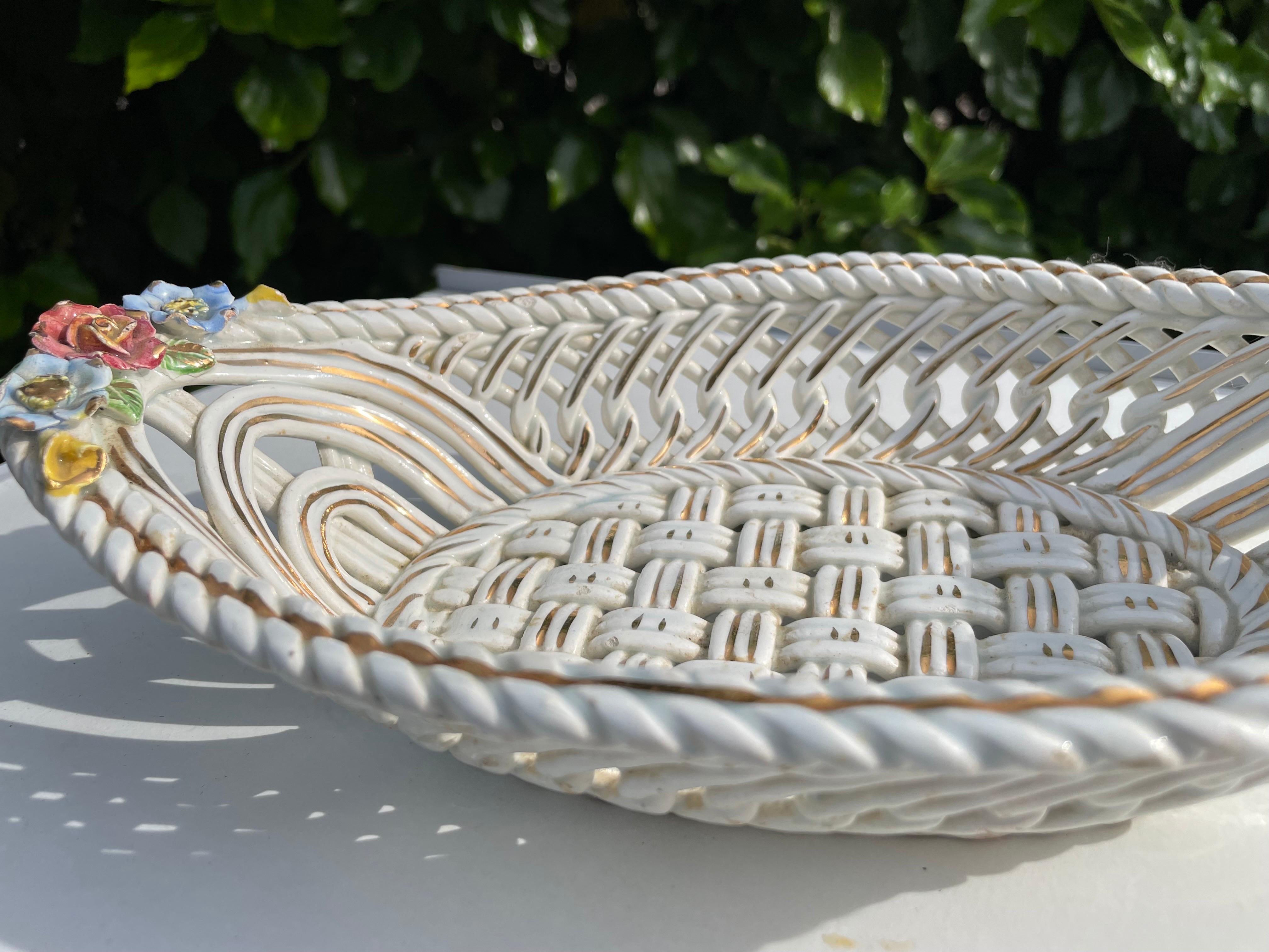 Florentin Ceramic Basket, with Flower Decor Pattern, White Color, Italy 1960 In Good Condition For Sale In Auribeau sur Siagne, FR