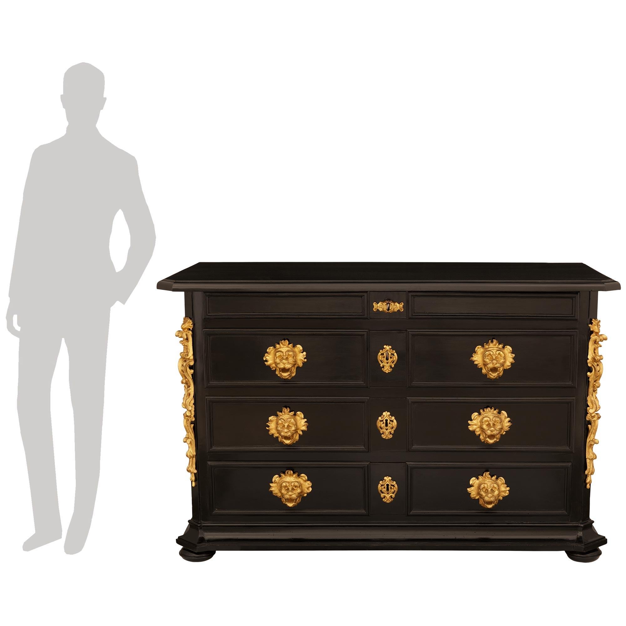 Una bella e straordinaria cassapanca del periodo barocco fiorentino del XVII secolo, in legno di frutta ebanizzato e legno d'orato. Questa eccezionale cassettiera a quattro cassetti è sollevata da piedini a conchiglia sotto un bordo screziato. Al