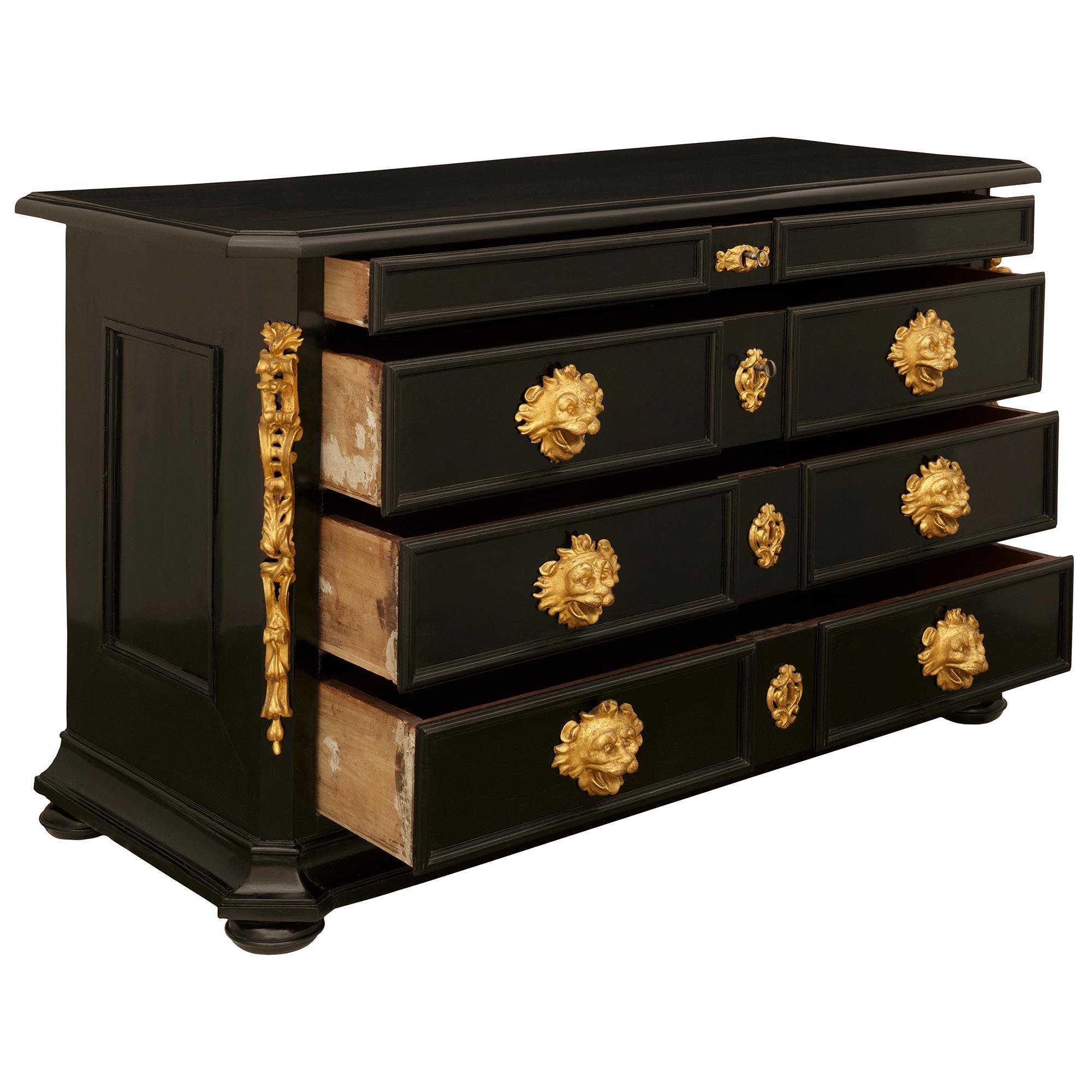 Italiano Cassapanca Florentine del XVII secolo di epoca barocca in legno ebanizzato e legno d'orato in vendita