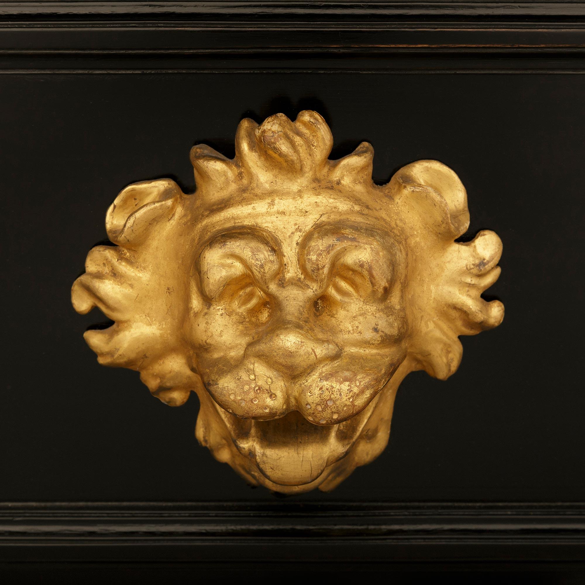 Fino al XVIII secolo Cassapanca Florentine del XVII secolo di epoca barocca in legno ebanizzato e legno d'orato in vendita