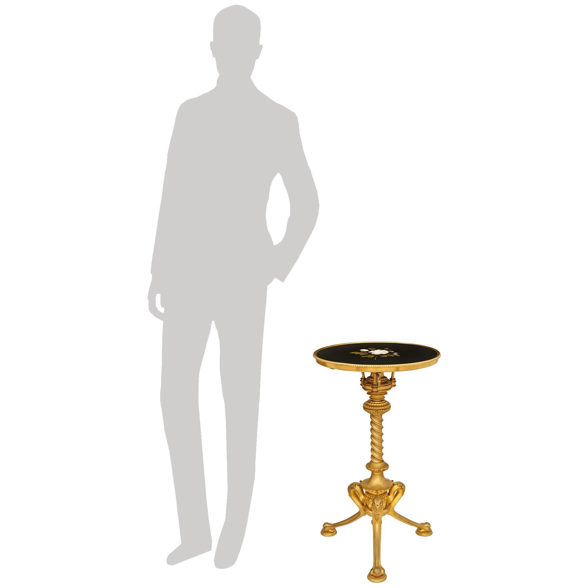 Étonnante et rare table d'appoint Florentine du XIXe siècle en bronze doré et marbre Pietra Dura. Cette table merveilleusement décorative repose sur une base en bronze doré richement ciselé, avec de jolis pieds à volutes se terminant par des pieds