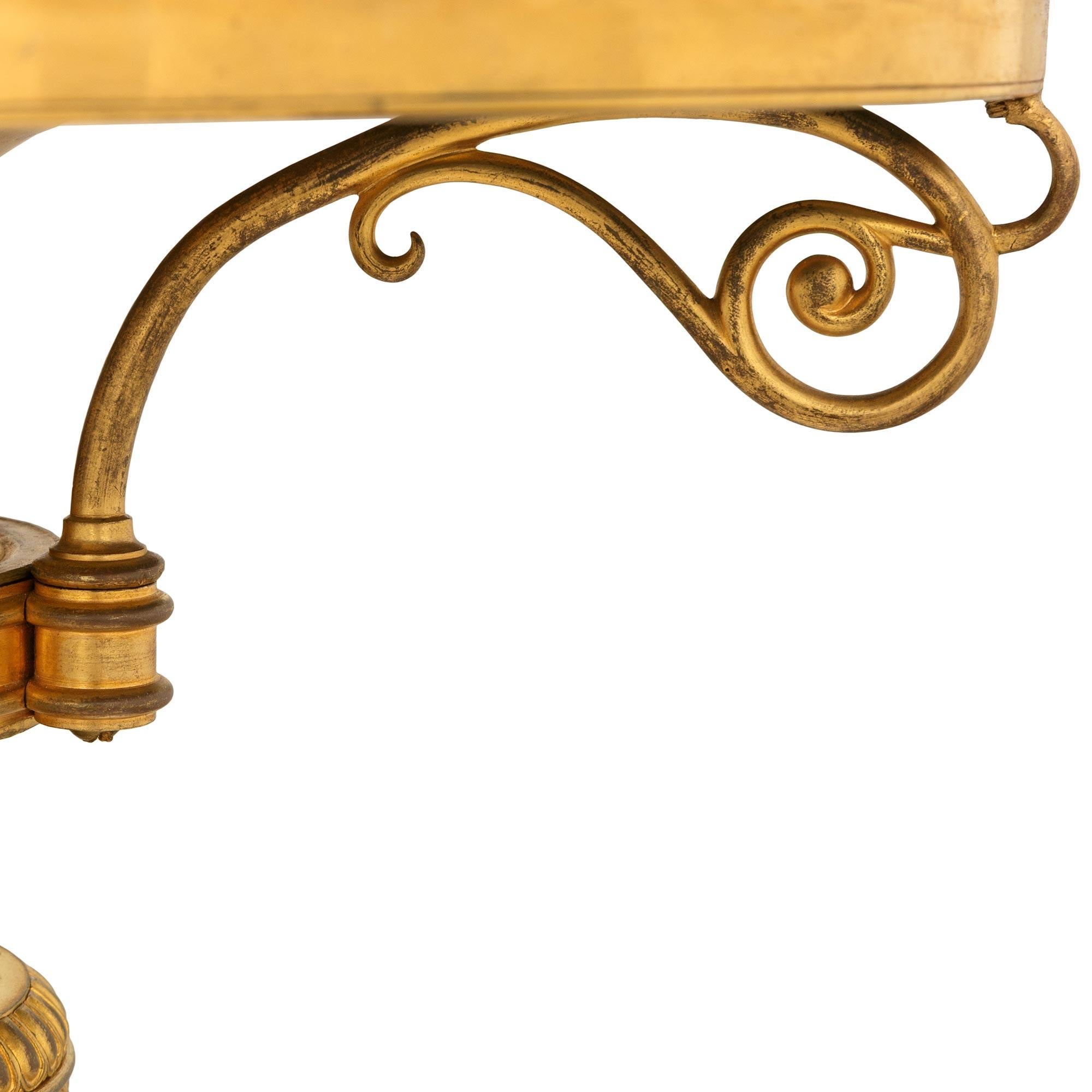 XIXe siècle Table d'appoint Florentine du 19ème siècle en bronze doré et marbre Pietra Dura en vente