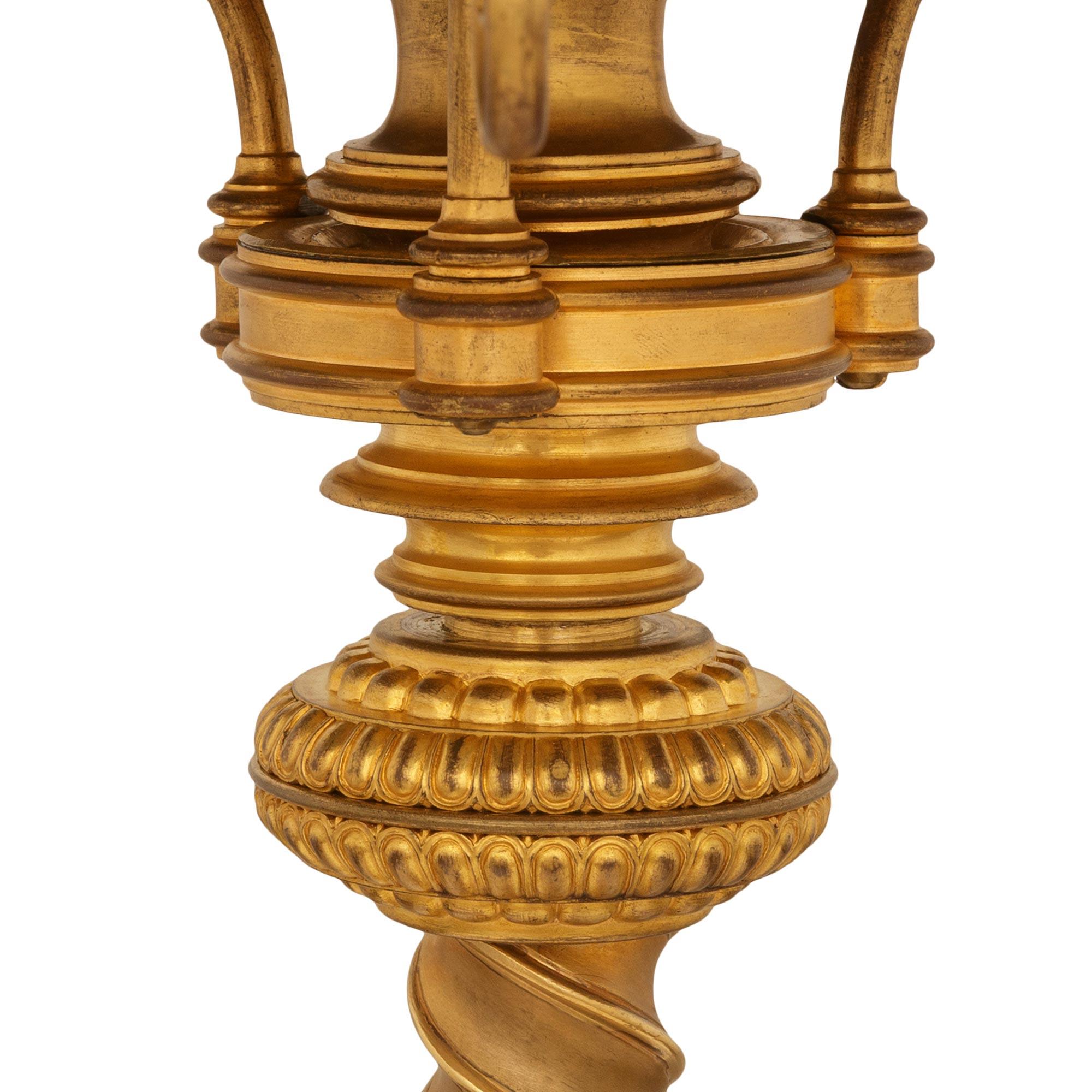 Bronze doré Table d'appoint Florentine du 19ème siècle en bronze doré et marbre Pietra Dura en vente