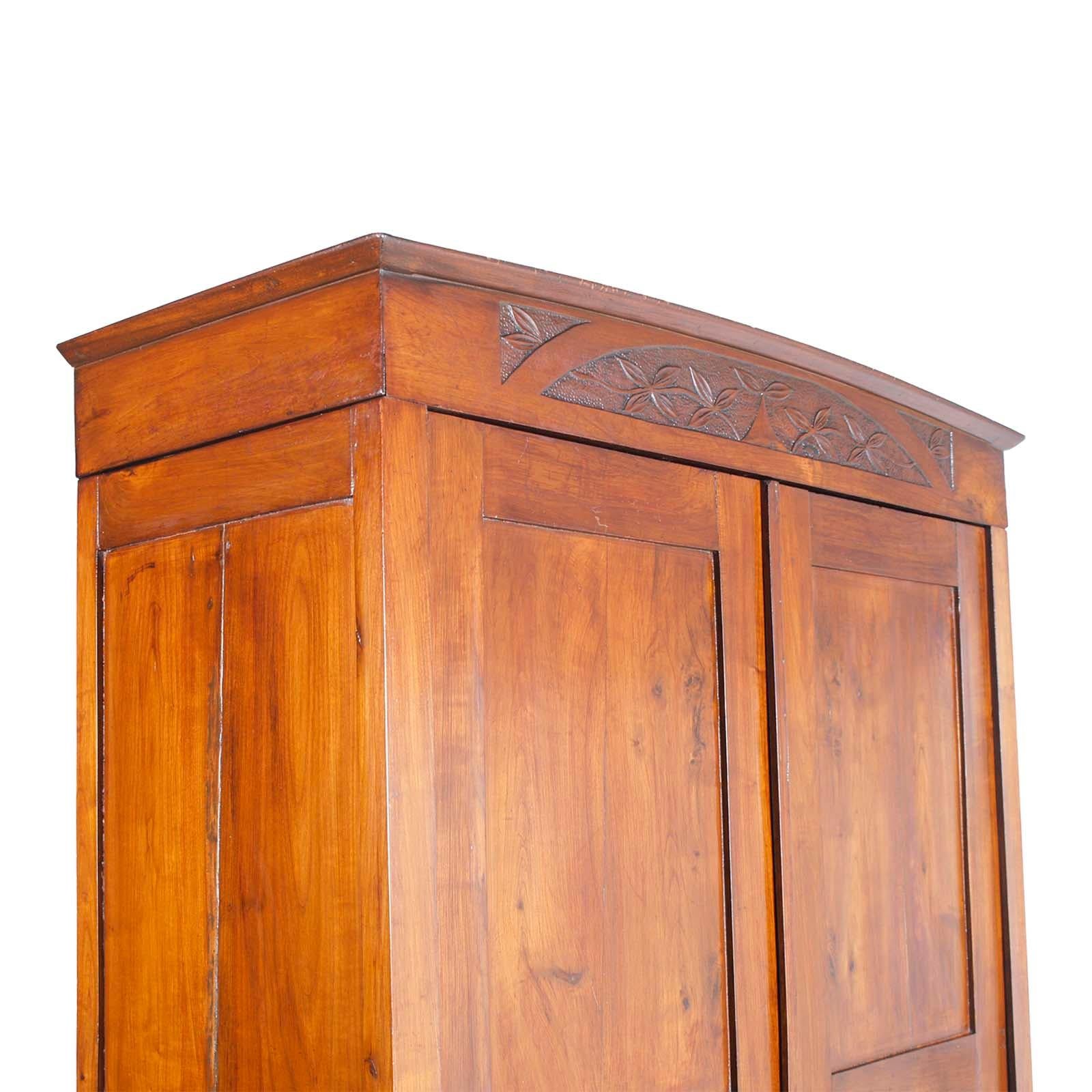 Antique Florentine Art Nouveau wardrobe or bookcase in solid cherry wood, hand-carved, from the end of the 19th century, wax polished.
All massive beautiful Classic Art Nouveau wardrobe or bookcase by Dini & Puccini , recovered from a noble family