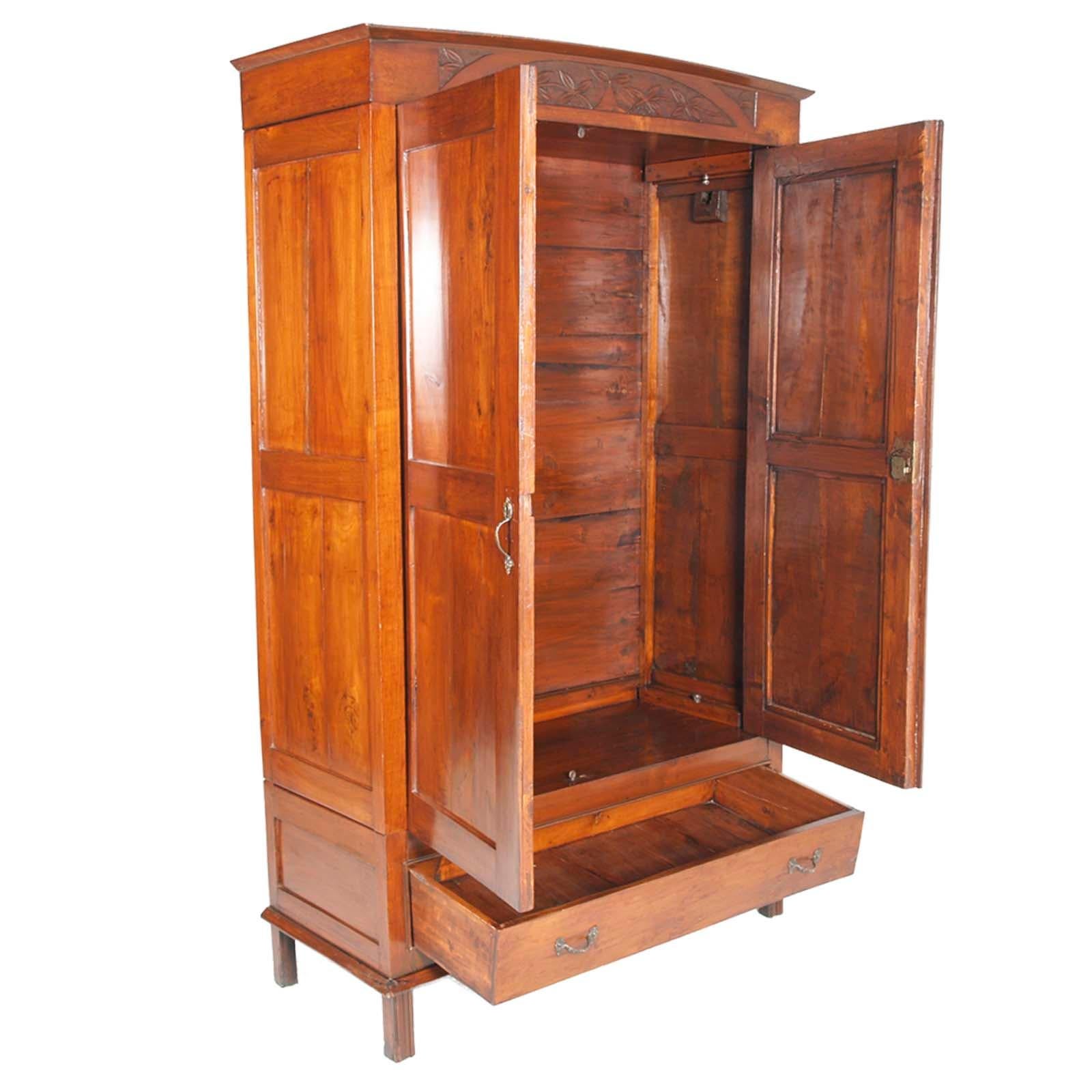 Sculpté à la main Armoire Art Nouveau Florentine en bois de cerisier massif par Dini & Puccini, Cascina en vente