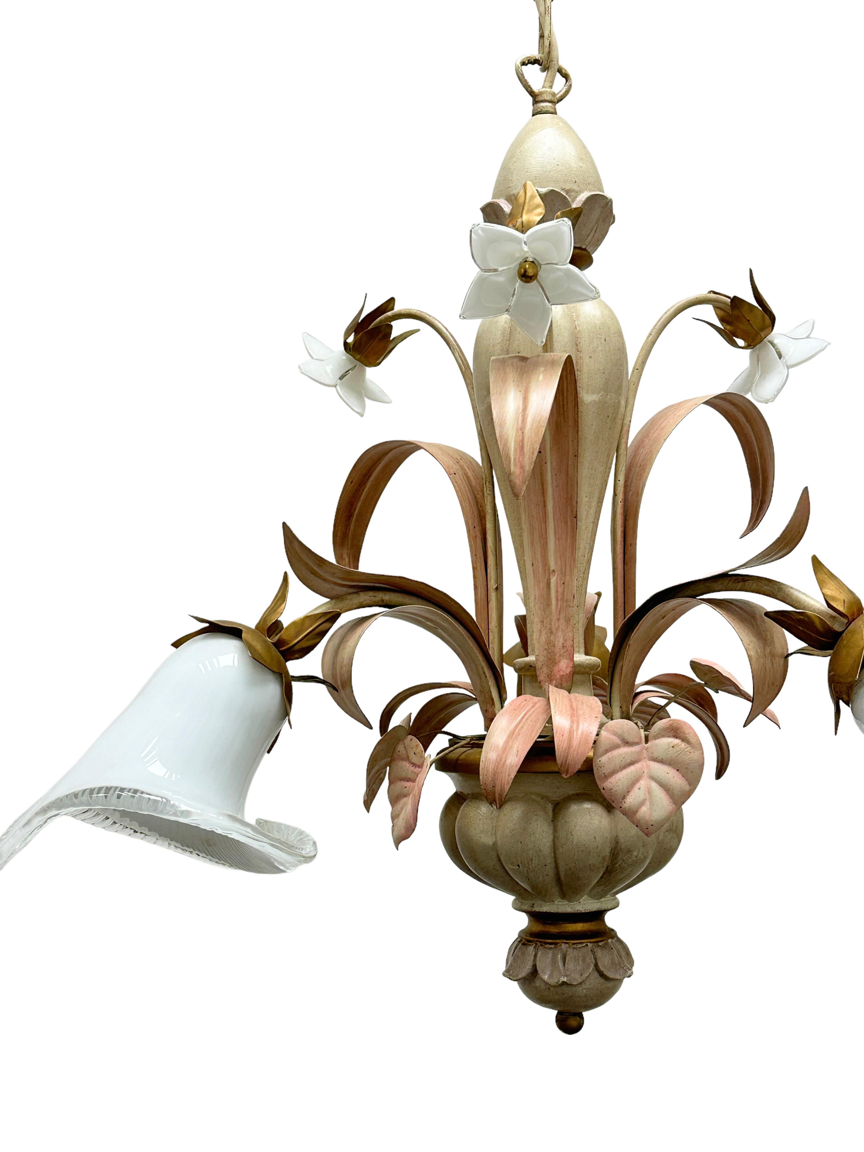 Allemand Lustre à 3 éclairages en bois polychrome de style baroque florentin par Eglo Austria en vente