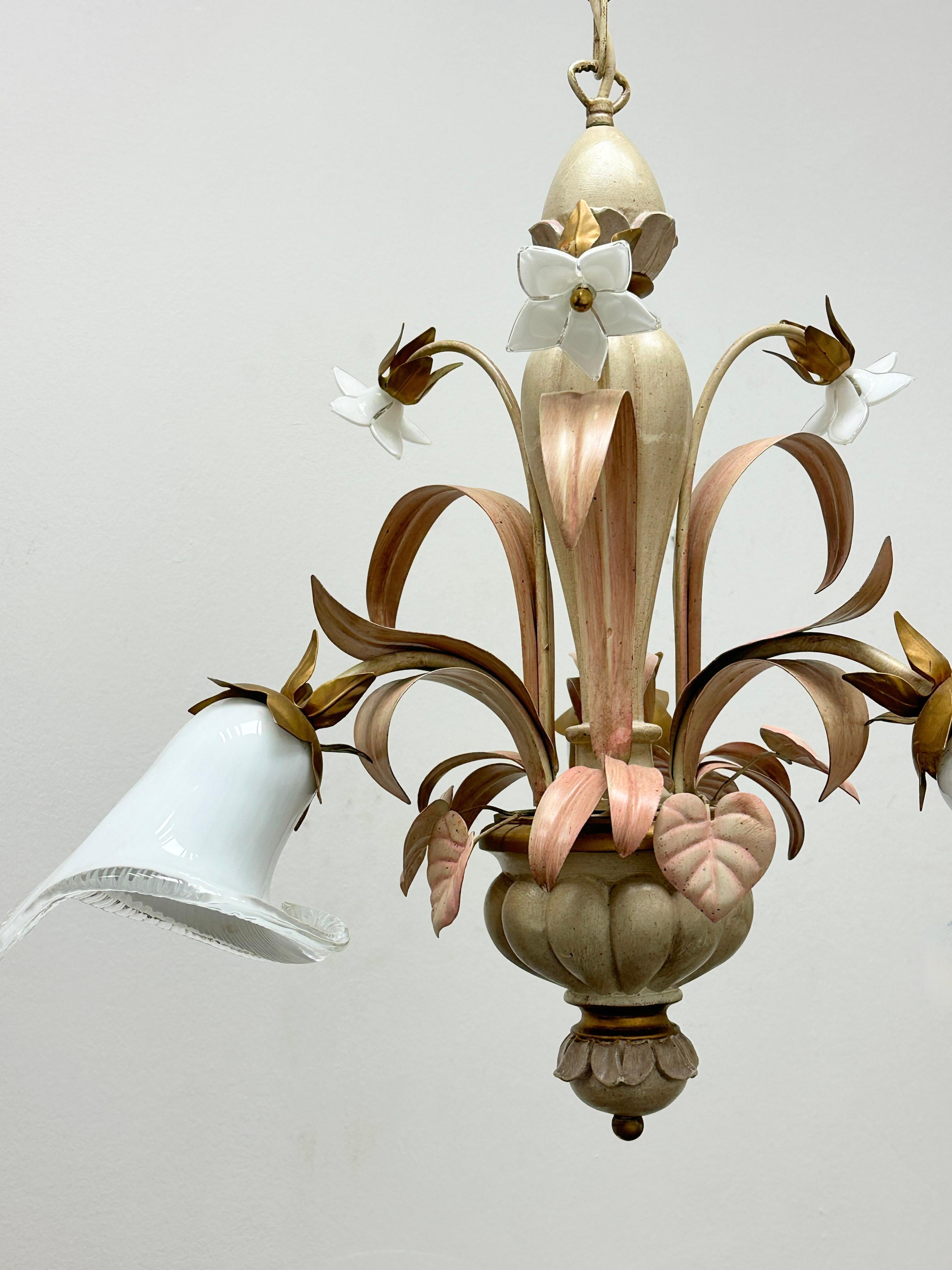 Lustre à 3 éclairages en bois polychrome de style baroque florentin par Eglo Austria en vente 1
