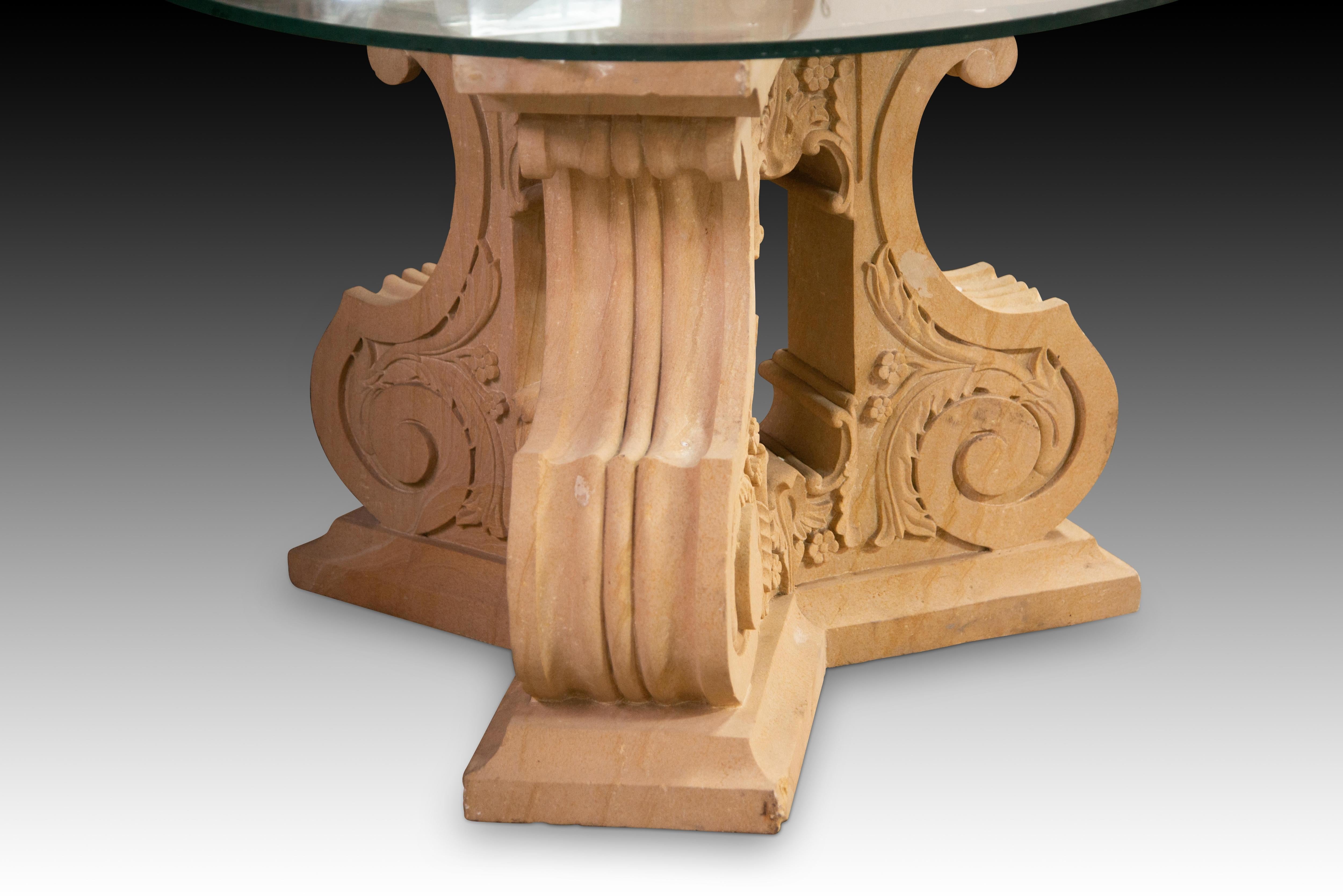  Base Florentine sculptée dans la pierre.
 Base formée de trois volutes réunies par l'un de leurs plus grands côtés, avec des éléments végétaux et floraux sculptés dans la pierre. Pour les mettre en valeur, elles ont été placées entre deux moulures