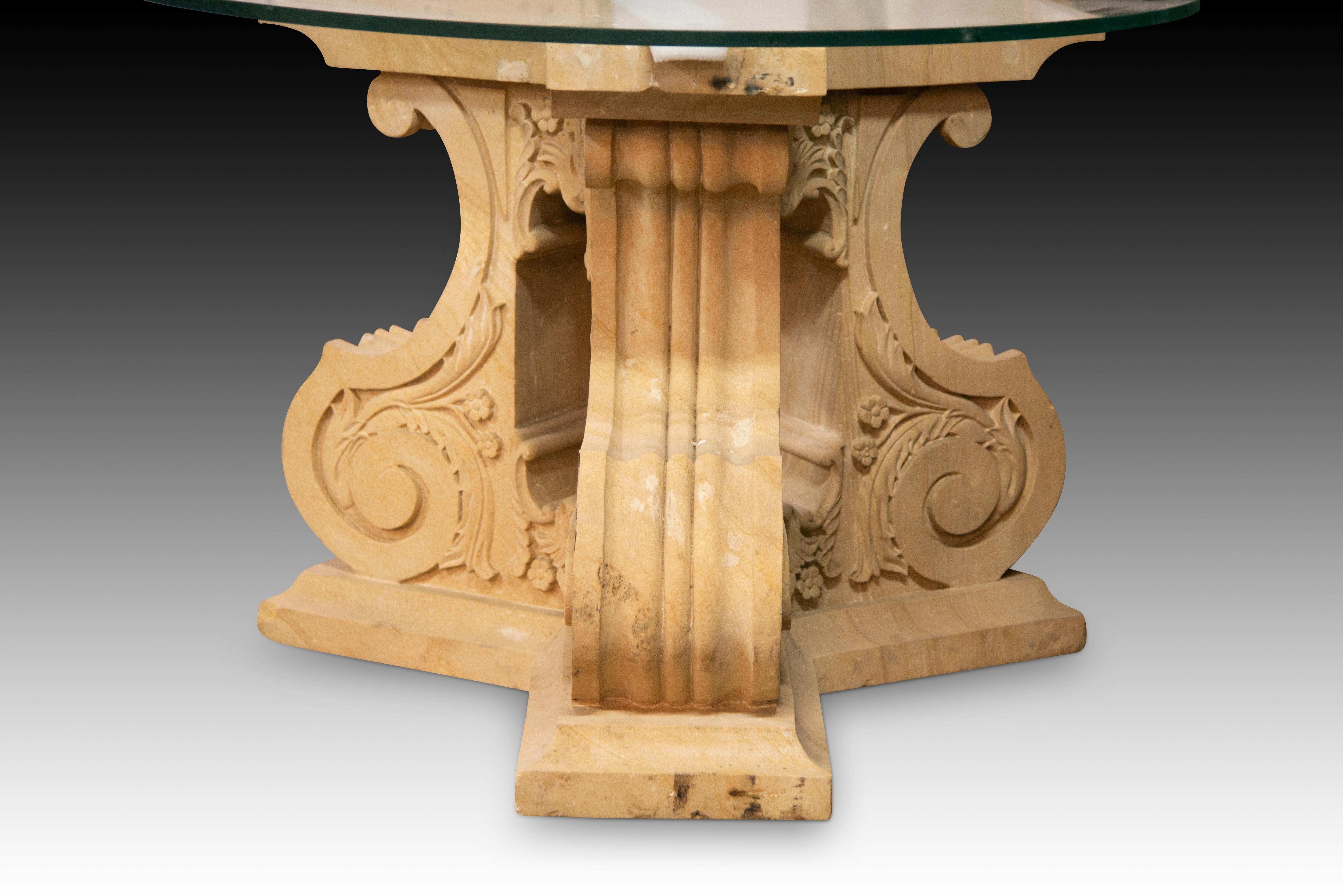 Autre Base Florentine sculptée dans la pierre. en vente