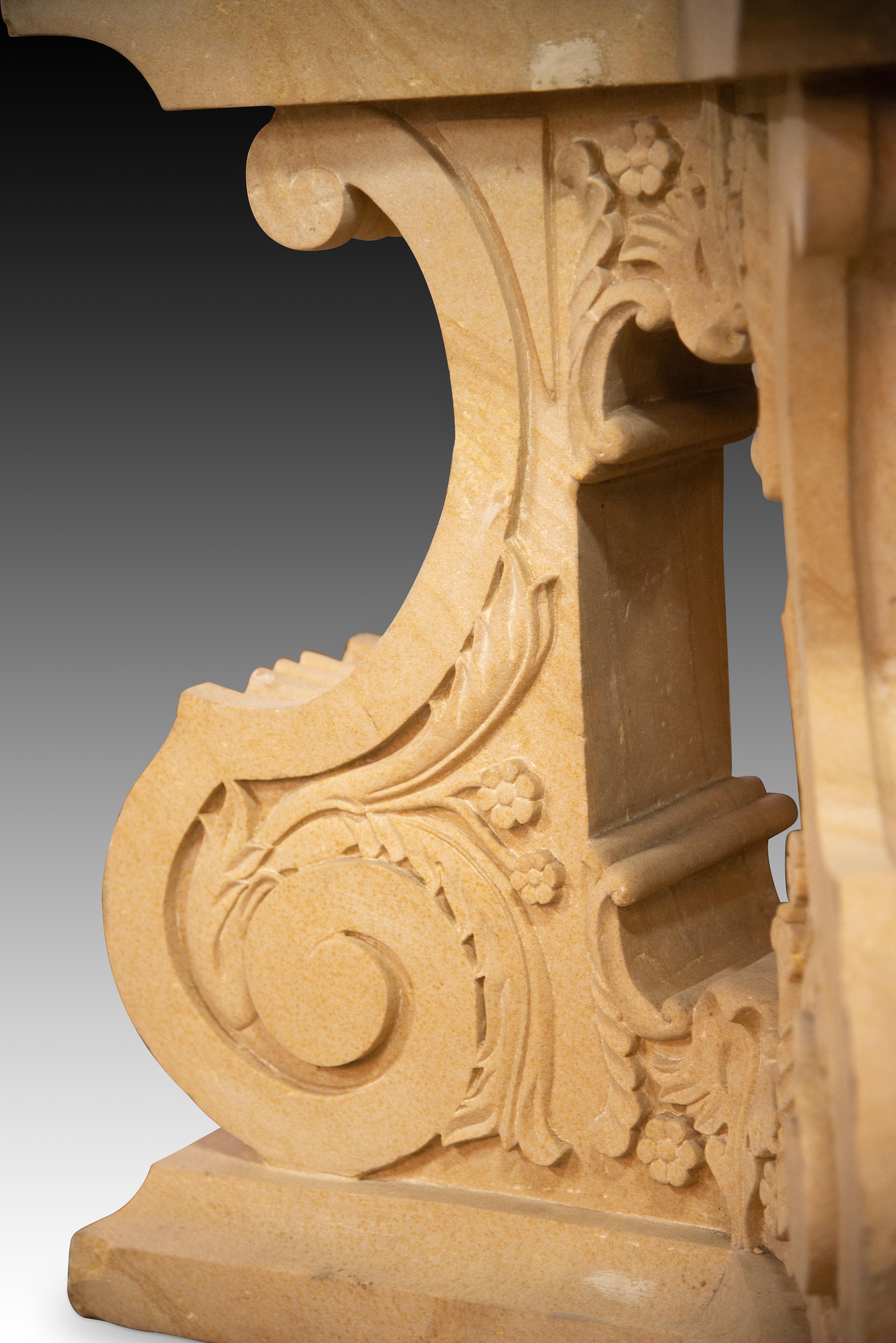 Base Florentine sculptée dans la pierre. Bon état - En vente à Madrid, ES