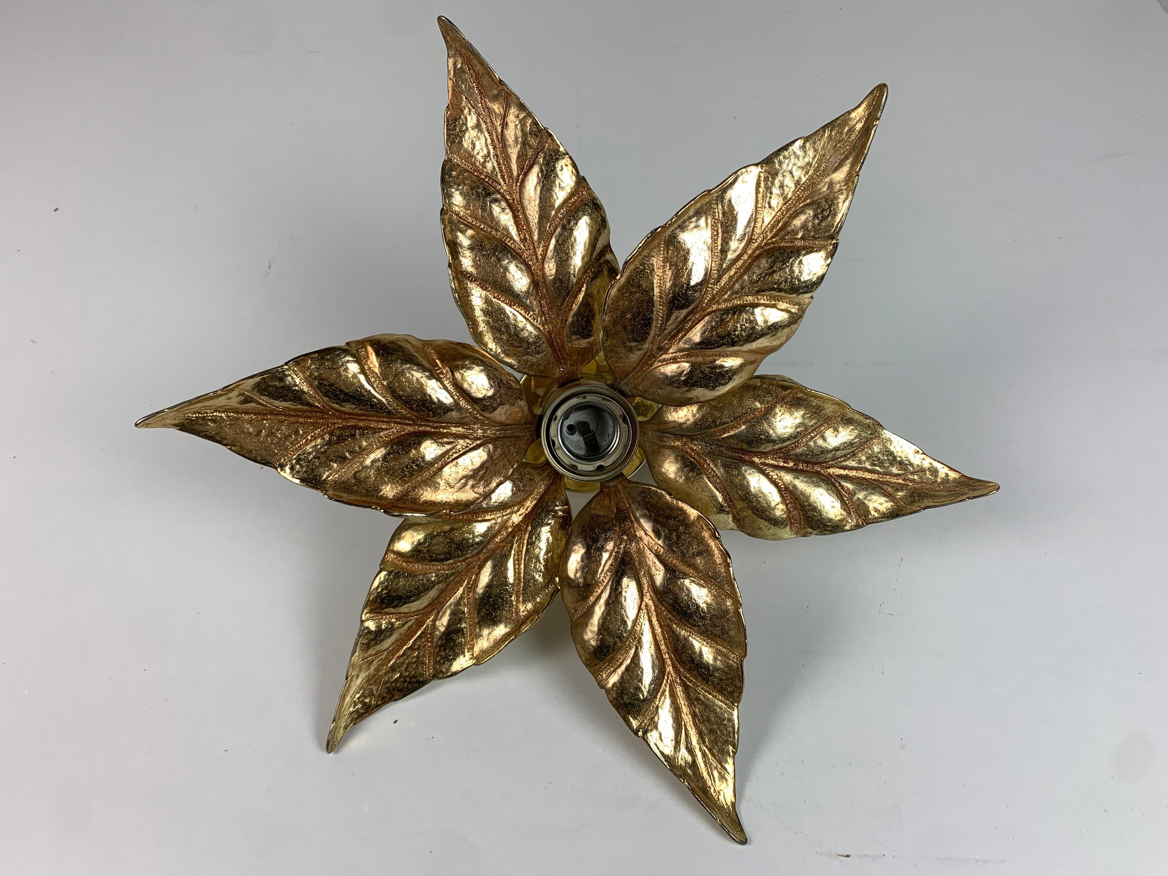 Un'applique Florentine floreale in ottone attribuita spesso a Willy Daro per Massive Lighting, Belgio anni '70. Questa iconica lampada da parete è facile da usare. Un vero pezzo d'epoca Hollywood Regency. L'ottone ha una bella patina e la lampada è