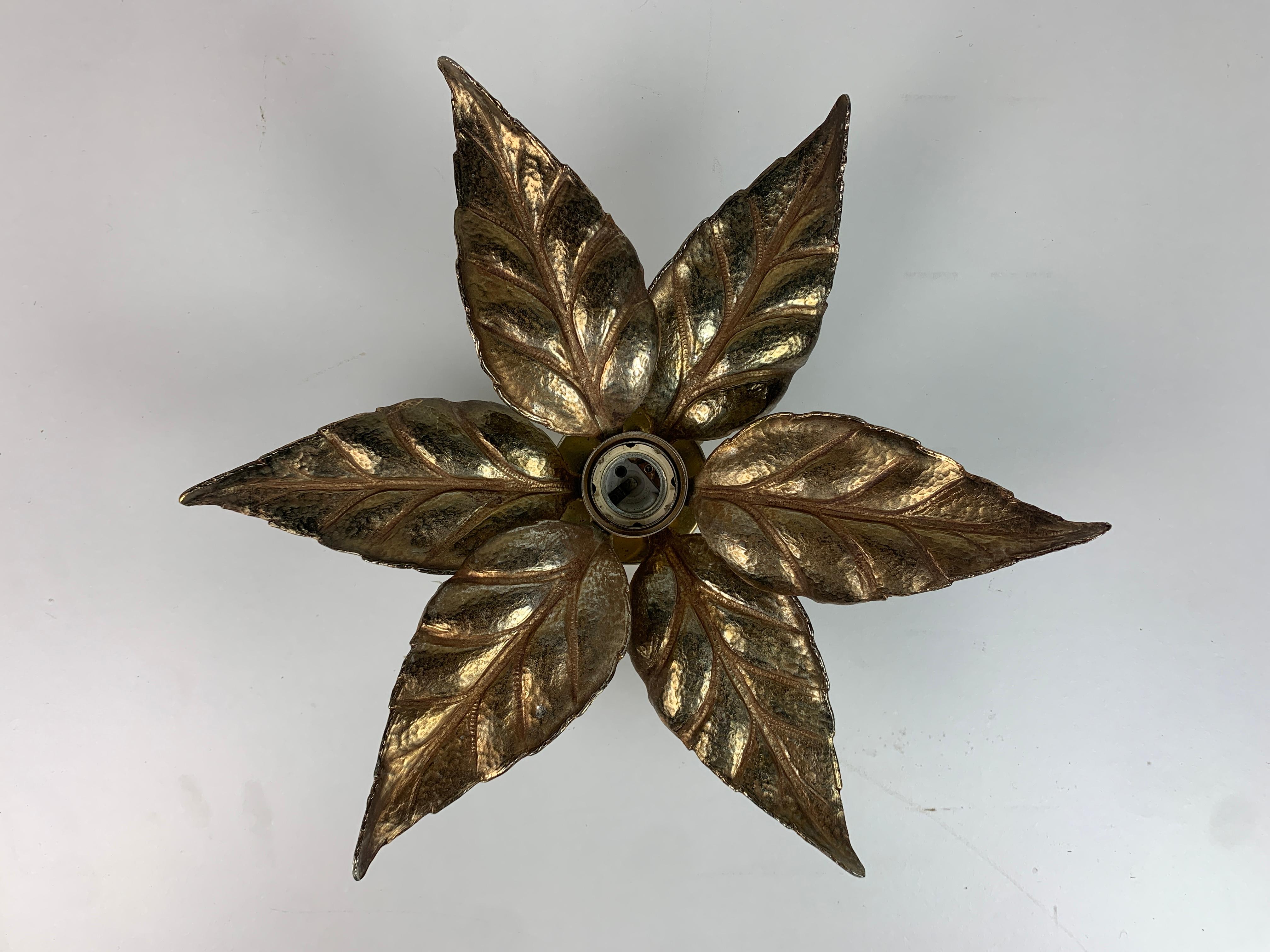 Un'applique Florentine floreale in ottone attribuita spesso a Willy Daro per Massive Lighting, Belgio anni '70. Questa iconica lampada da parete è facile da usare. Un vero pezzo d'epoca Hollywood Regency. L'ottone ha una bella patina e la lampada è